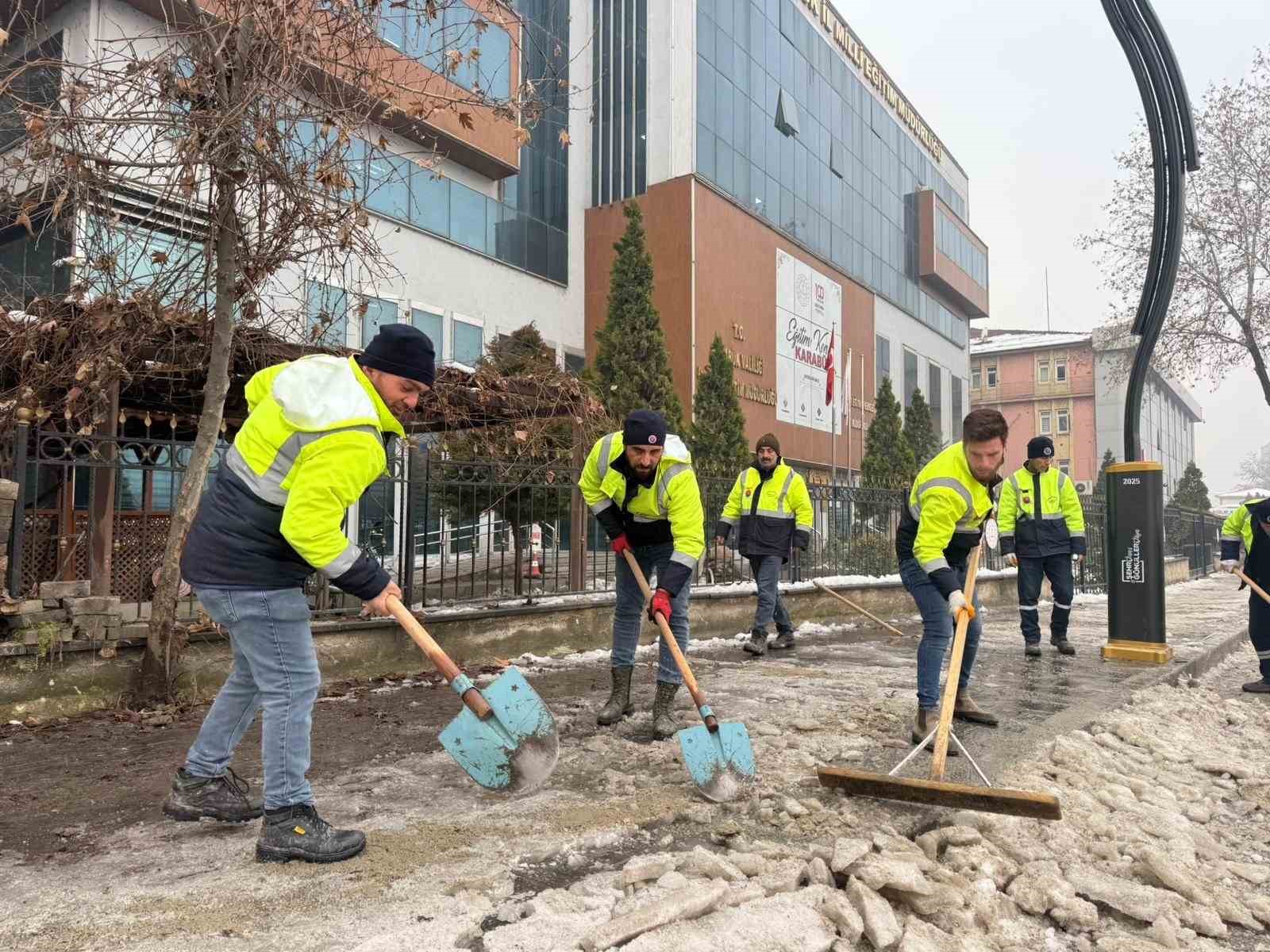 Karabük Belediyesi kar temizleme çalışmaları sürüyor
