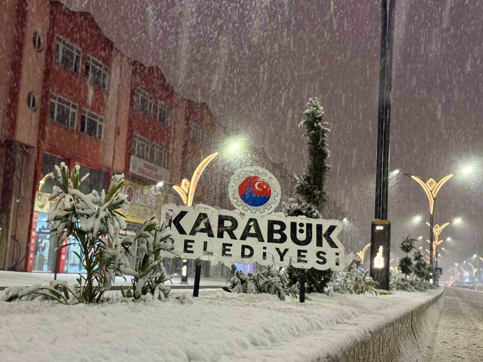 Karabük Belediyesi kış şartlarında hizmetlerini sürdürüyor

