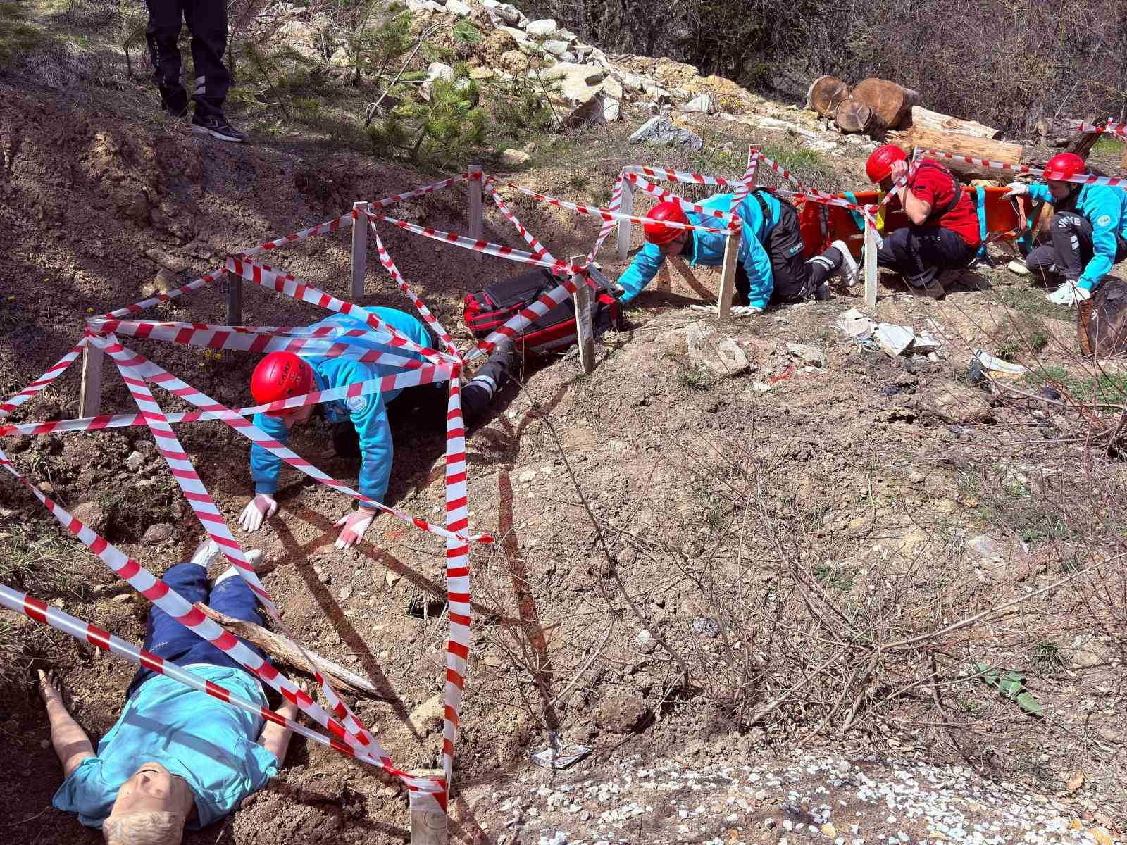 Karabük UMKE’den güç gösterisi: 16 yeni gönüllü ile afetlere hazırlık seviyesi arttırıldı
