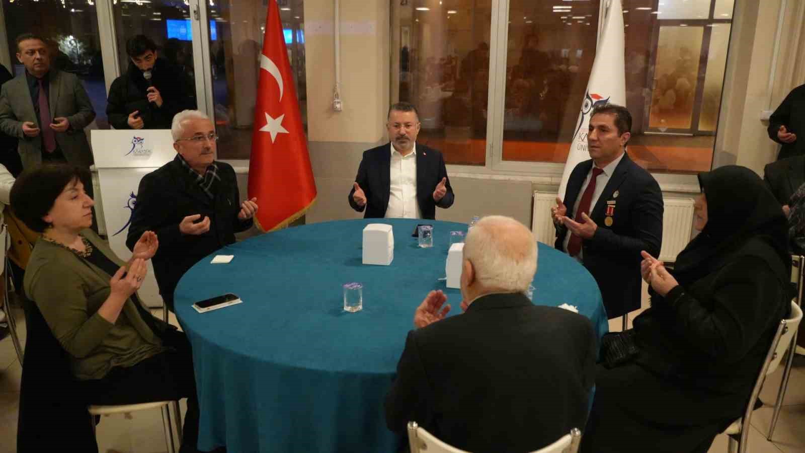 Karabük Üniversitesi’nde şehitler için iftar programı düzenlendi
Karabük Üniversitesi’nde şehitler için iftar programı düzenlendi