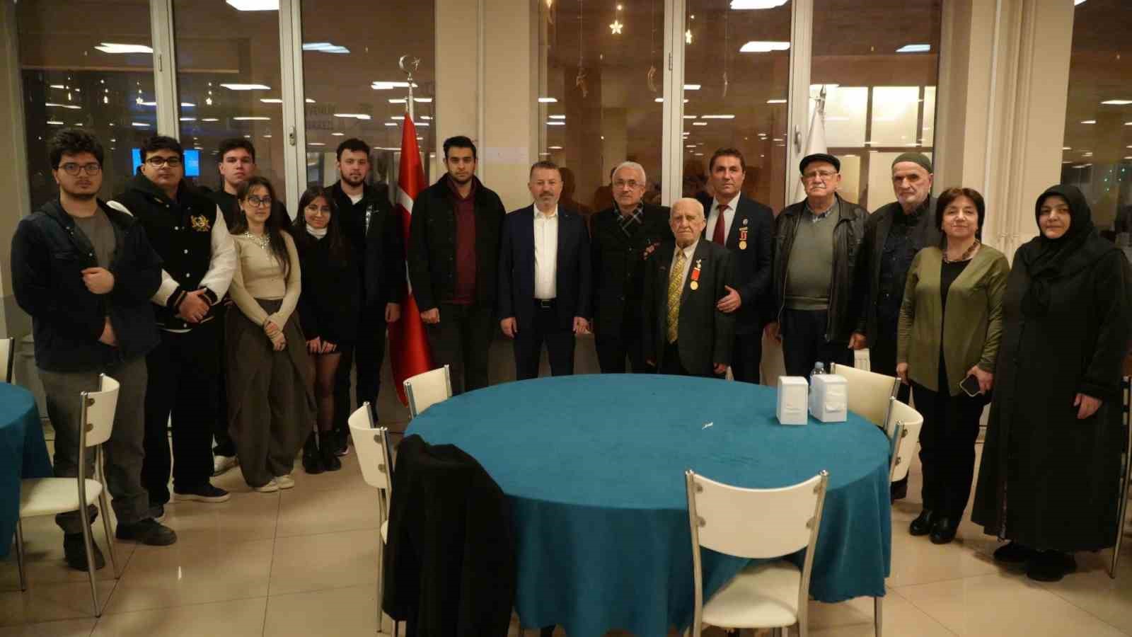 Karabük Üniversitesi’nde şehitler için iftar programı düzenlendi
Karabük Üniversitesi’nde şehitler için iftar programı düzenlendi