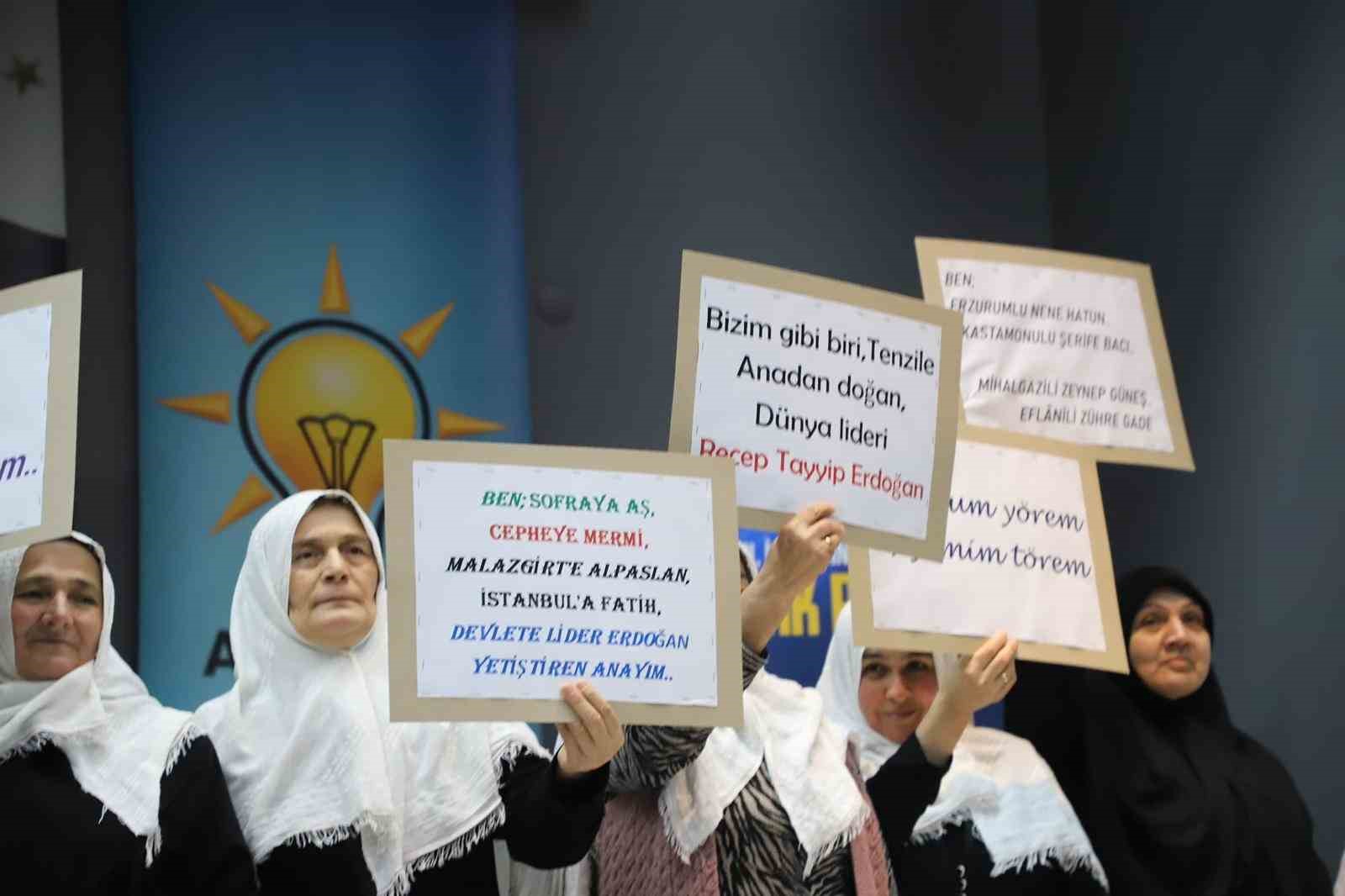 Karabüklü kadınlardan Başkan Güneş’e yöresel kıyafetli destek
