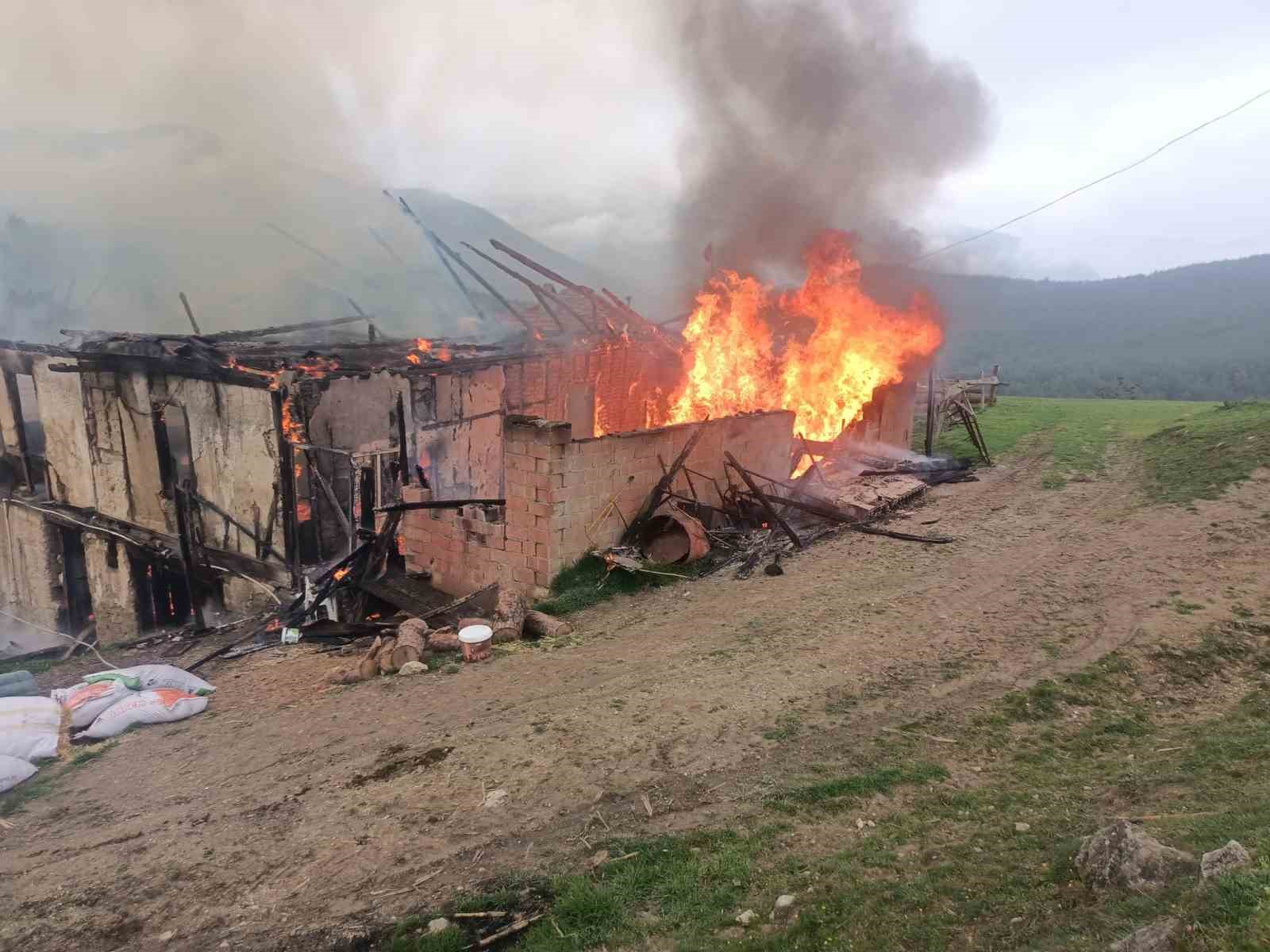 Karabük’te 2 katlı ahşap ev alevlere teslim oldu
