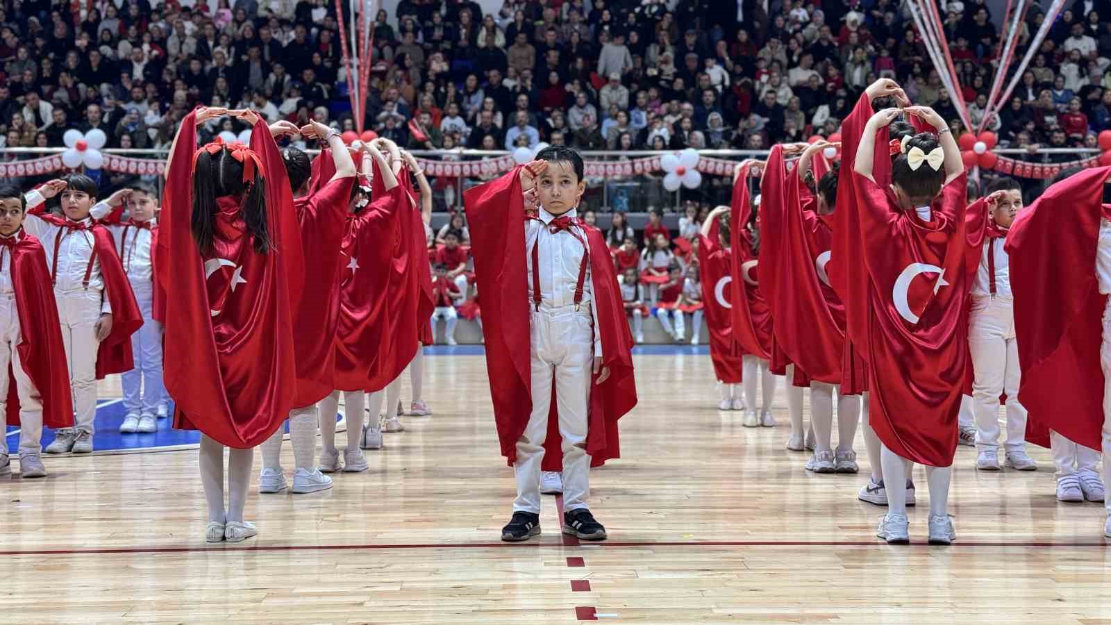 Karabük’te 23 Nisan coşkusu spor salonuna sığmadı
