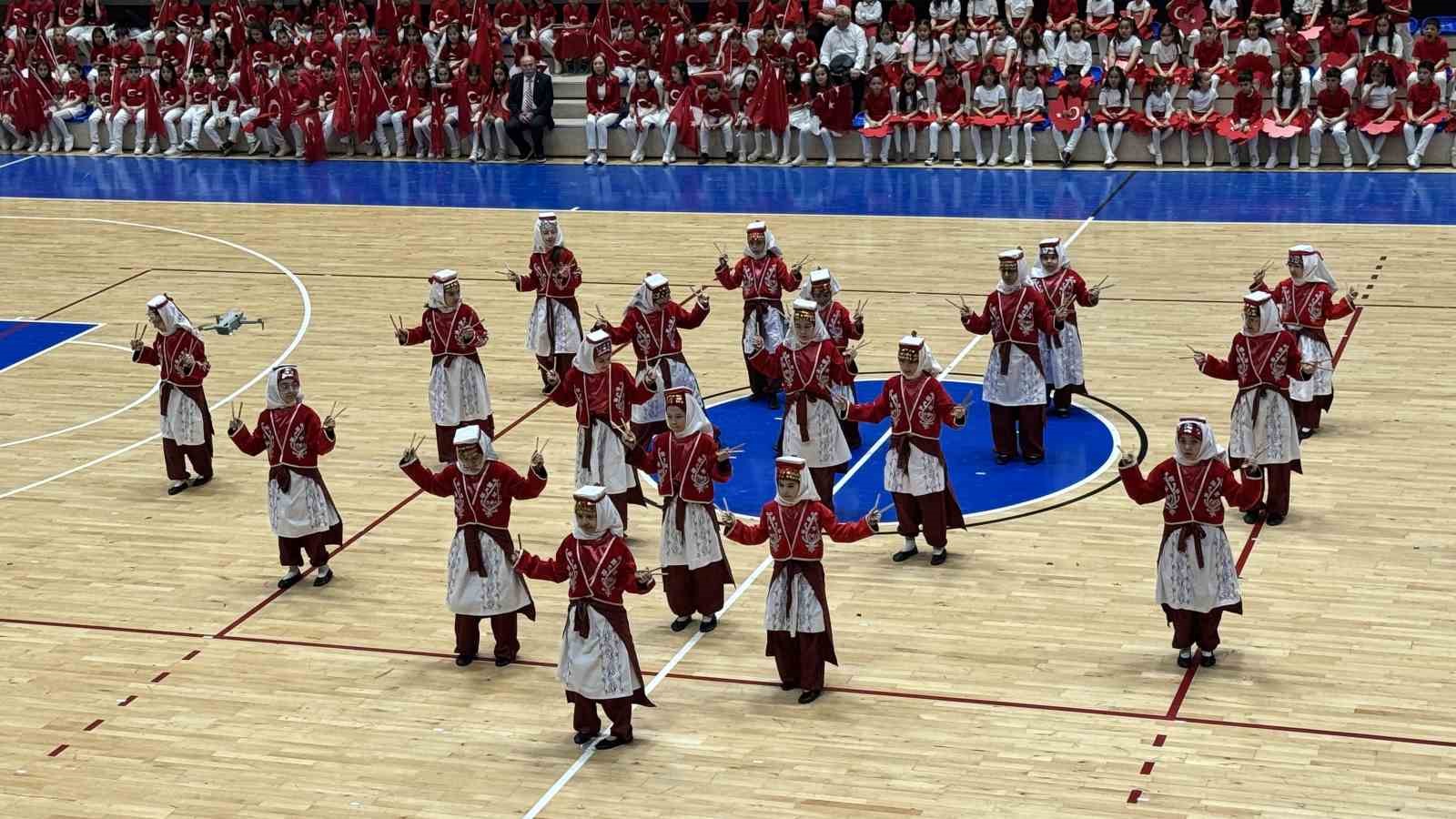 Karabük’te 23 Nisan coşkusu spor salonuna sığmadı
