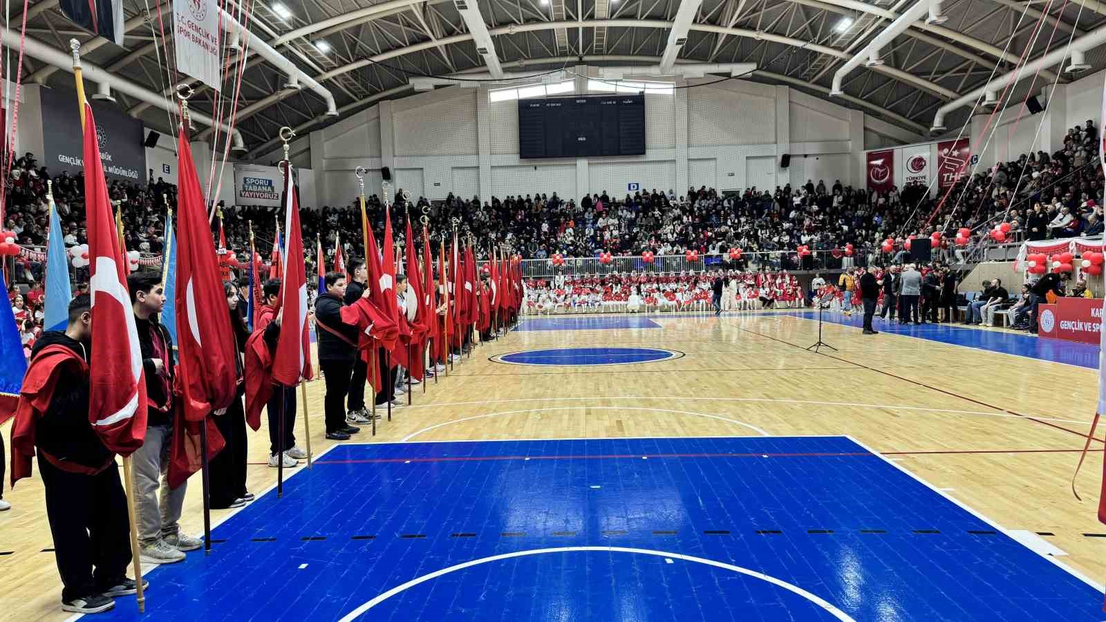 Karabük’te 23 Nisan coşkusu spor salonuna sığmadı
