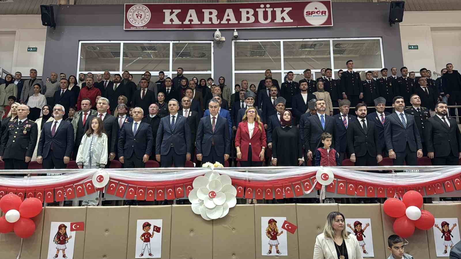 Karabük’te 23 Nisan coşkusu spor salonuna sığmadı
