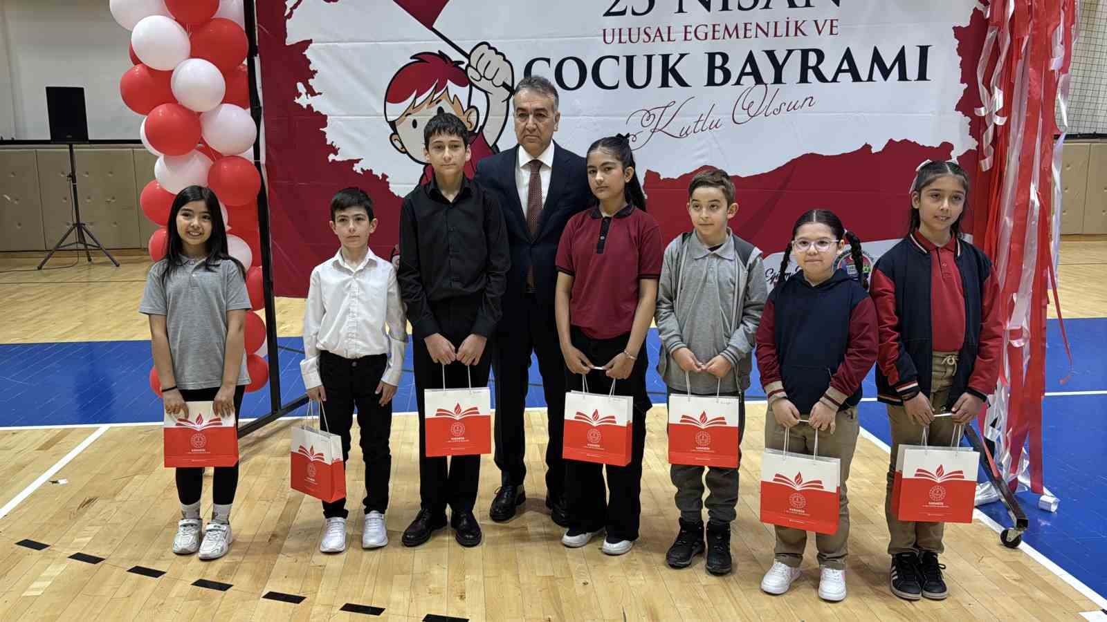 Karabük’te 23 Nisan coşkusu spor salonuna sığmadı
