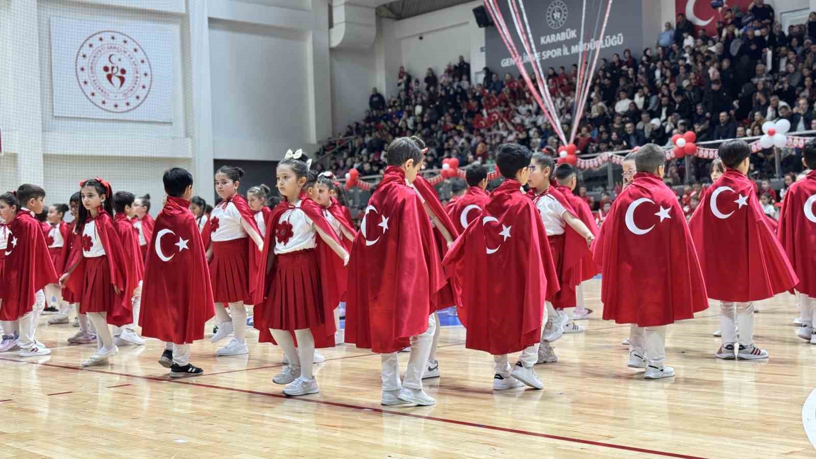 Karabük’te 23 Nisan coşkusu spor salonuna sığmadı
