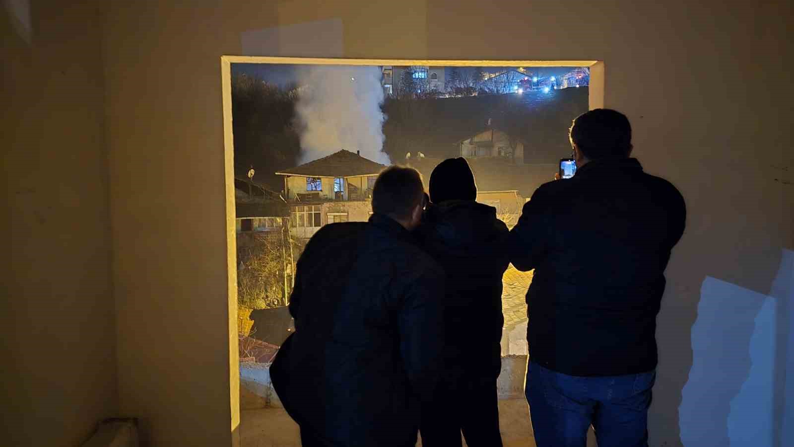 Karabük’te 3 katlı binada yangın: Mahsur kalan yaşlı adam kurtarıldı
