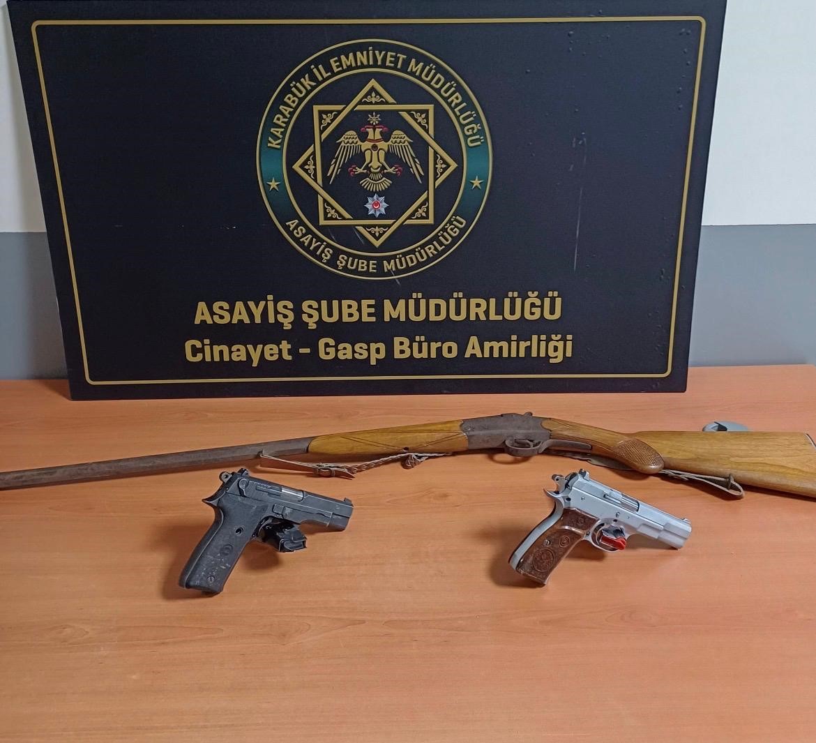 Karabük’te asayiş uygulamalarında aranan 100 kişi yakalandı
Karabük’te asayiş uygulamalarında aranan 100 kişi yakalandı