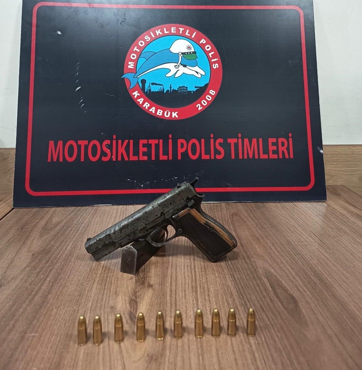 Karabük’te asayiş uygulamalarında aranan 100 kişi yakalandı
Karabük’te asayiş uygulamalarında aranan 100 kişi yakalandı