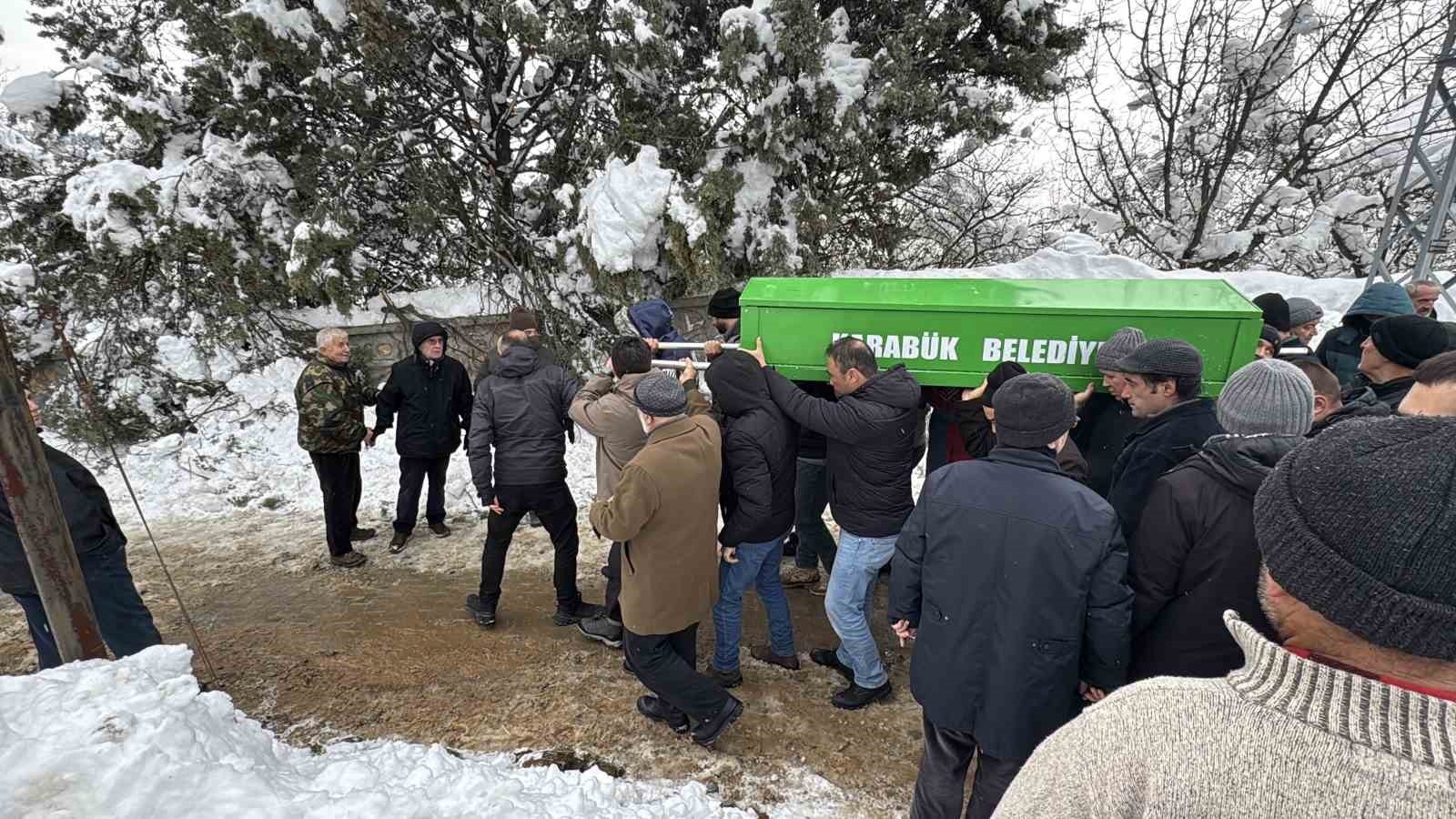 Karabük’te bahçede donmuş halde bulunan yaşlı kadın toprağa verildi
