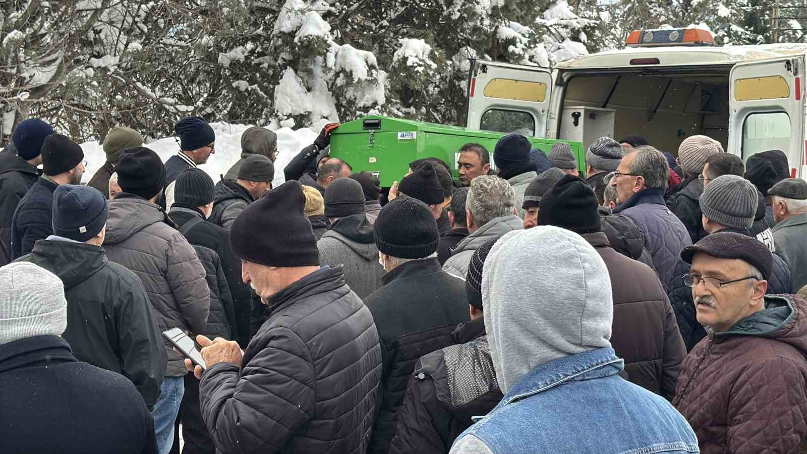Karabük’te bahçede donmuş halde bulunan yaşlı kadın toprağa verildi

