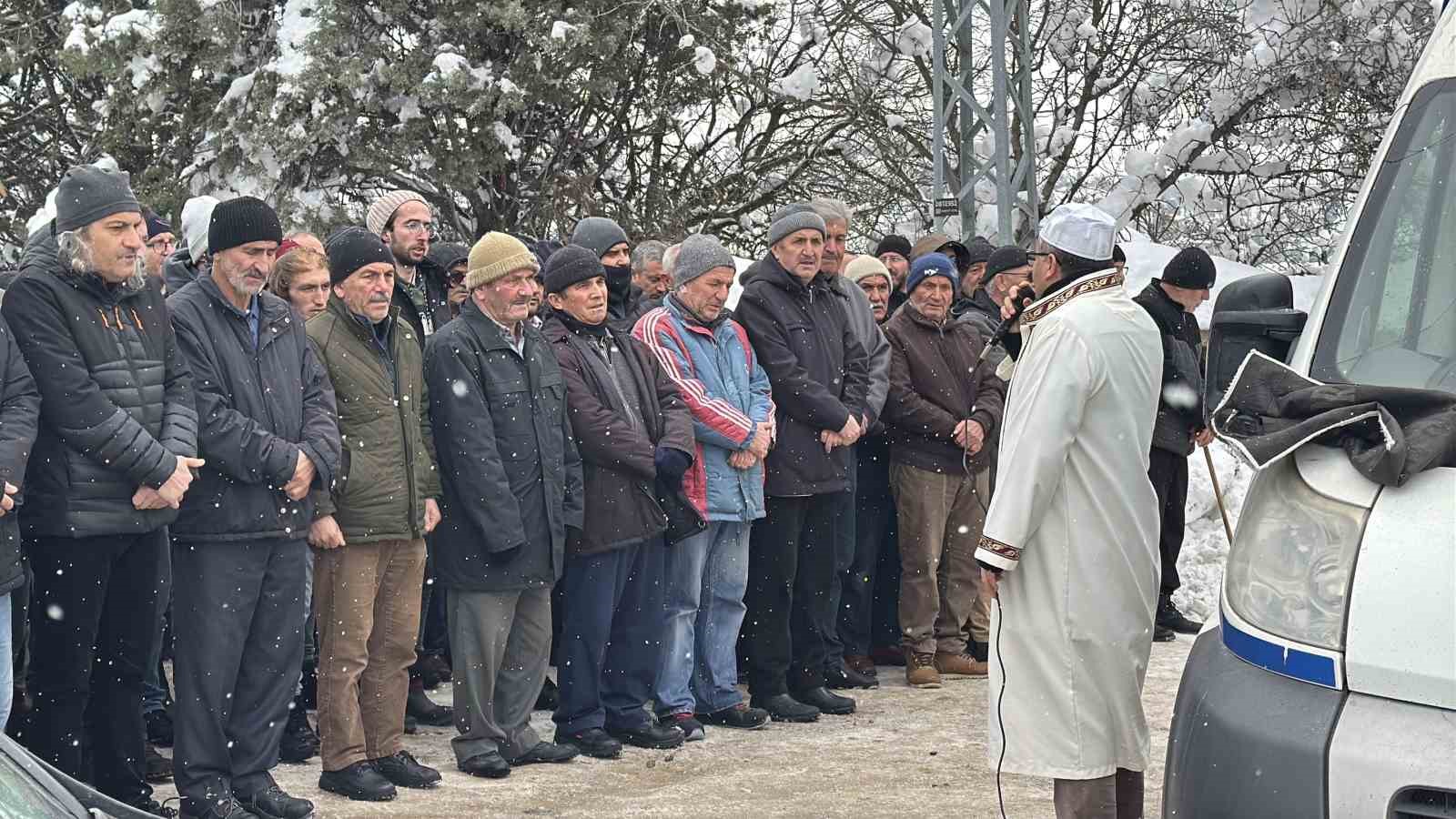 Karabük’te bahçede donmuş halde bulunan yaşlı kadın toprağa verildi
