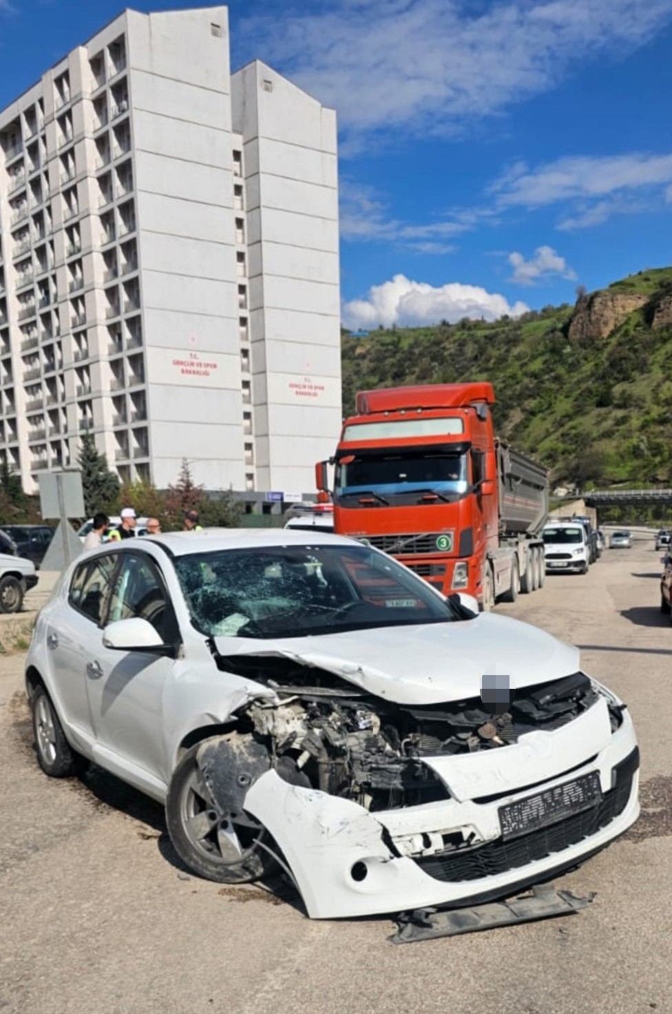 Karabük’te iki otomobil çarpıştı: 3 yaralı
