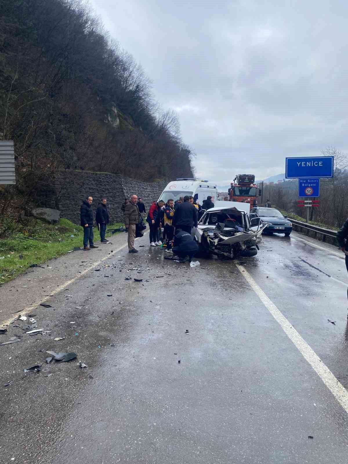 Karabük’te iki otomobil kafa kafaya çarpıştı: 5 yaralı
