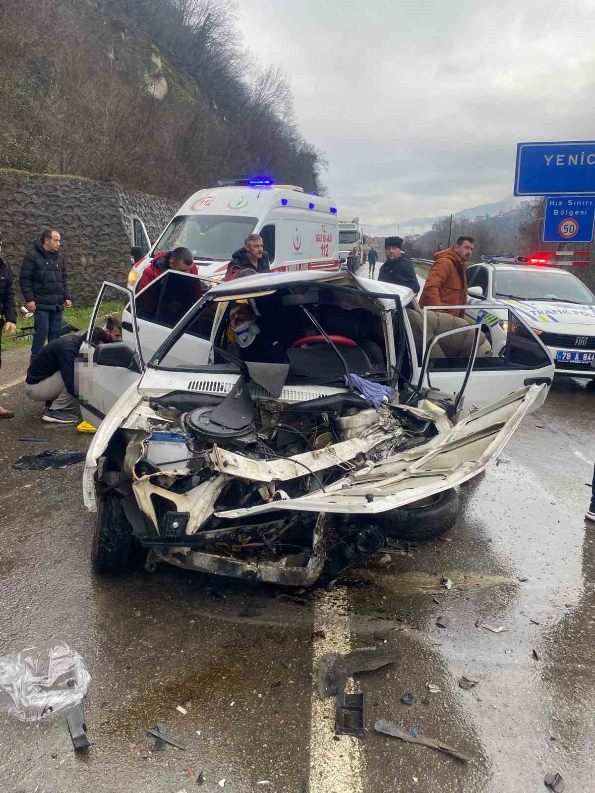Karabük’te iki otomobil kafa kafaya çarpıştı: 5 yaralı
