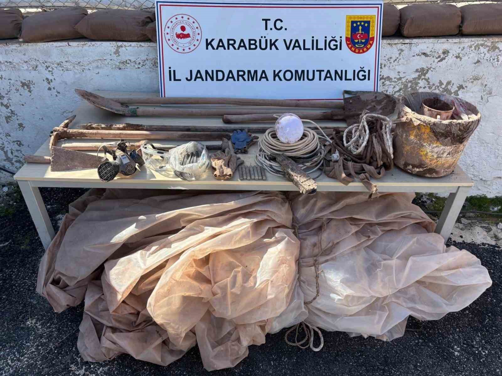 Karabük’te jandarmadan kaçakçılık ve uyuşturucu operasyonu: Silah, uyuşturucu ve kaçak telefon ele geçirildi
