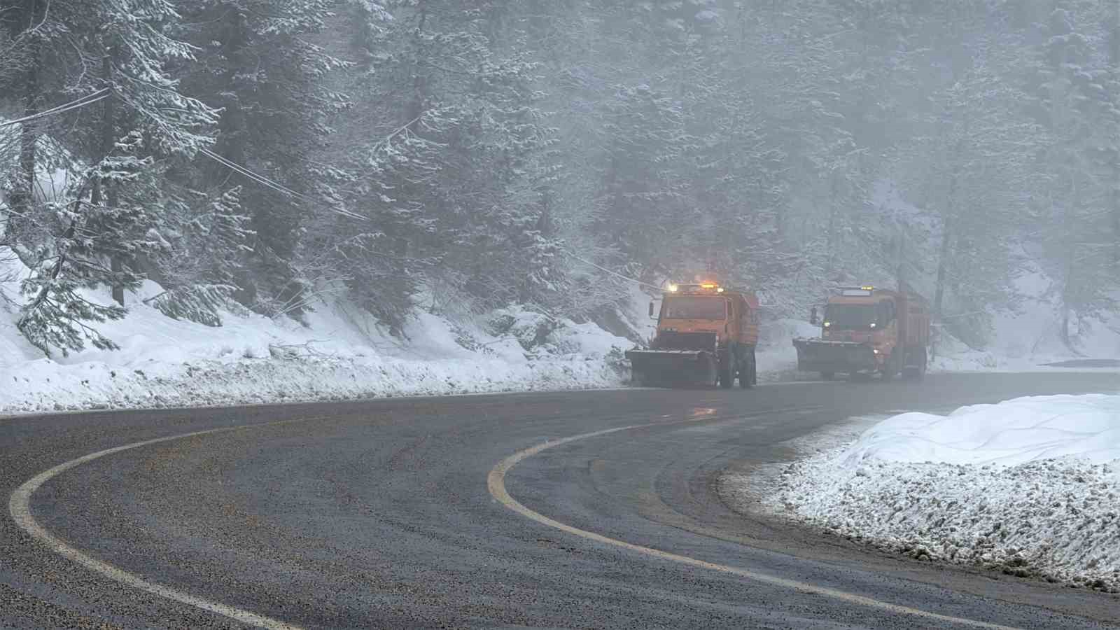 Karabük’te kar yağışıyla birlikte karayolları çalışmalarını sürdürüyor
