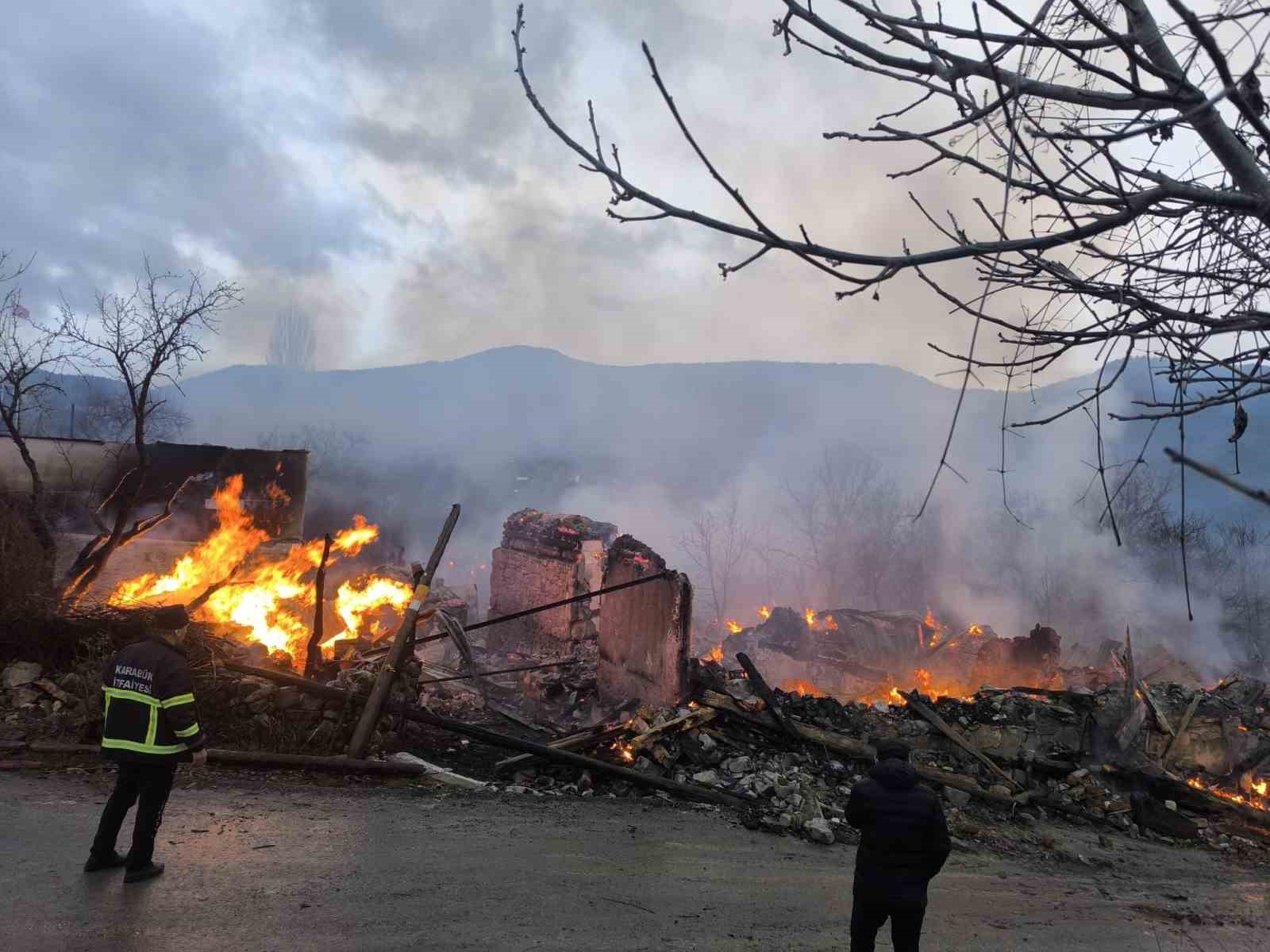 Karabük’te köyde çıkan yangın 4 evi ve bir ahırı küle çevirdi
