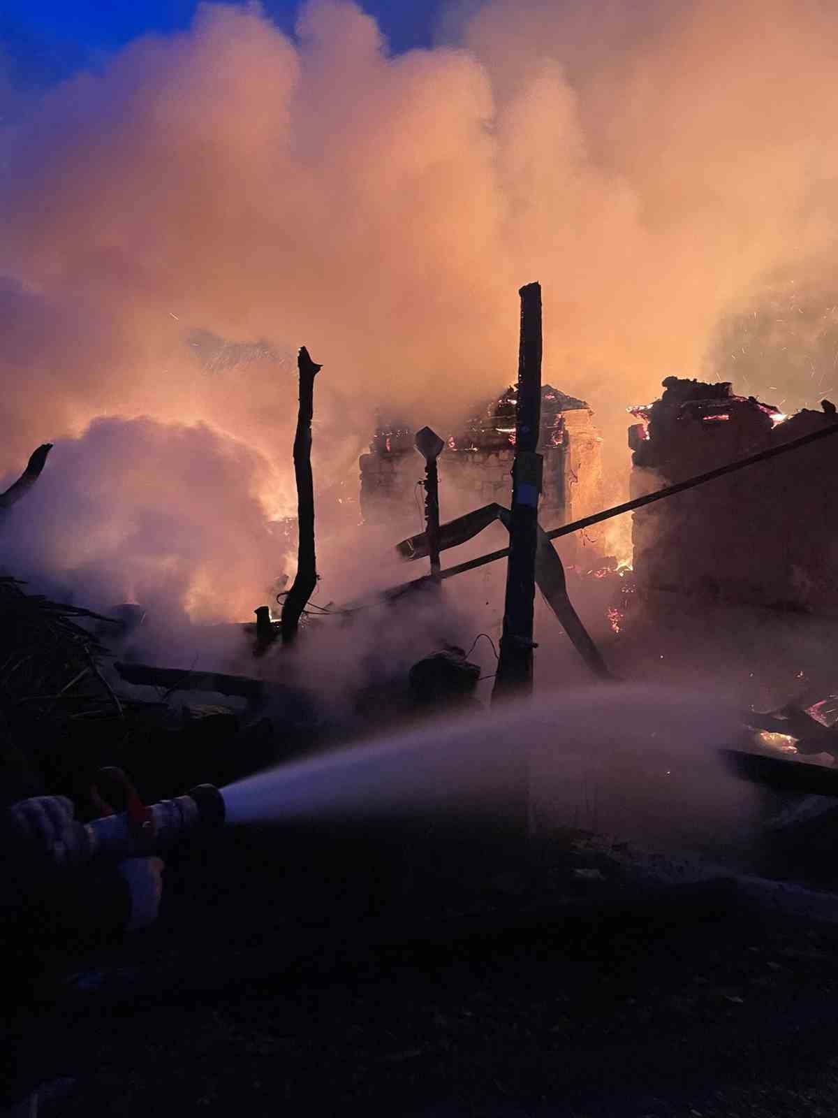 Karabük’te köyde çıkan yangın 4 evi ve bir ahırı küle çevirdi
