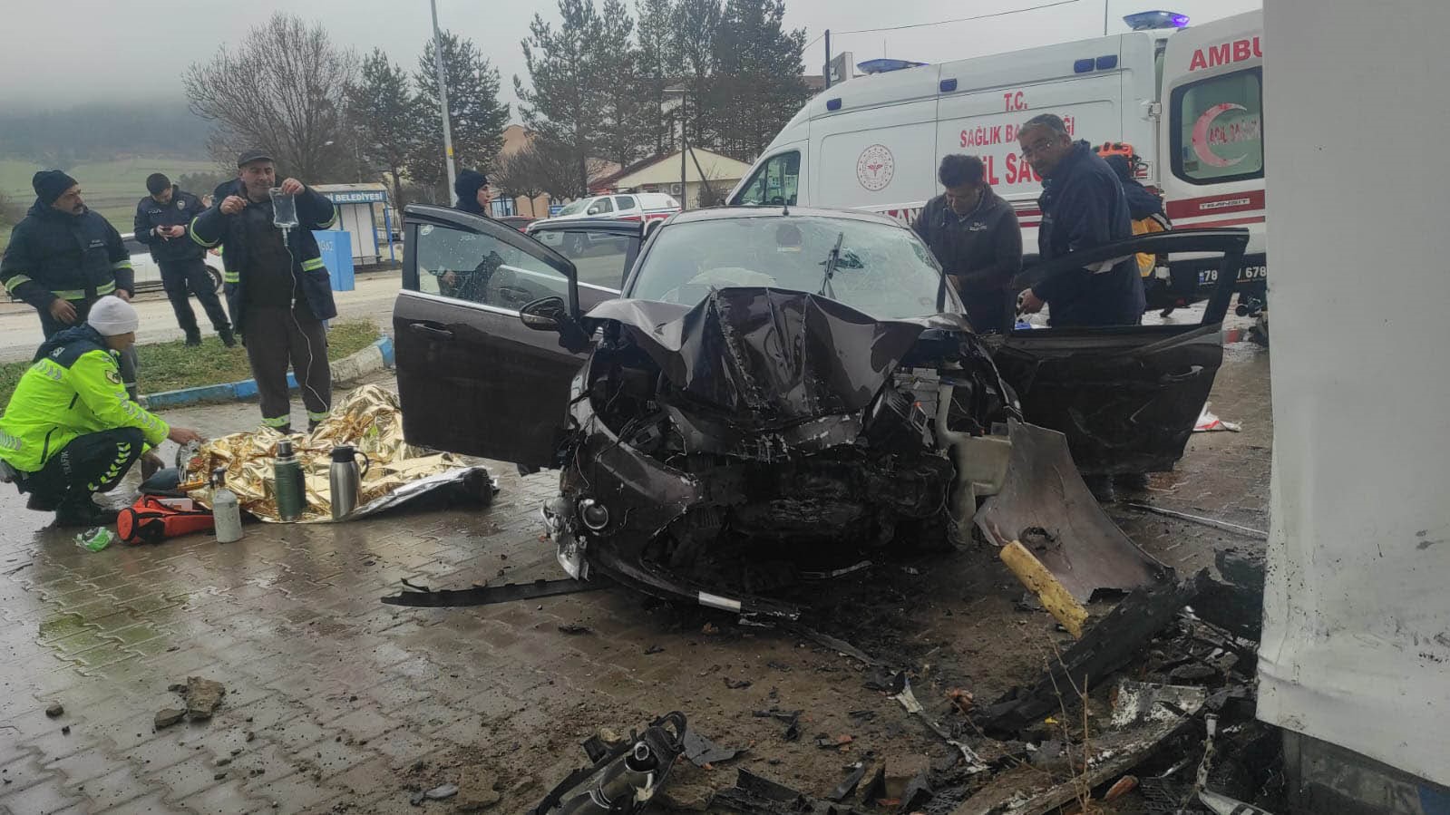 Karabük’te LPG istasyonuna çarpan otomobildeki 5 kişi yaralandı
