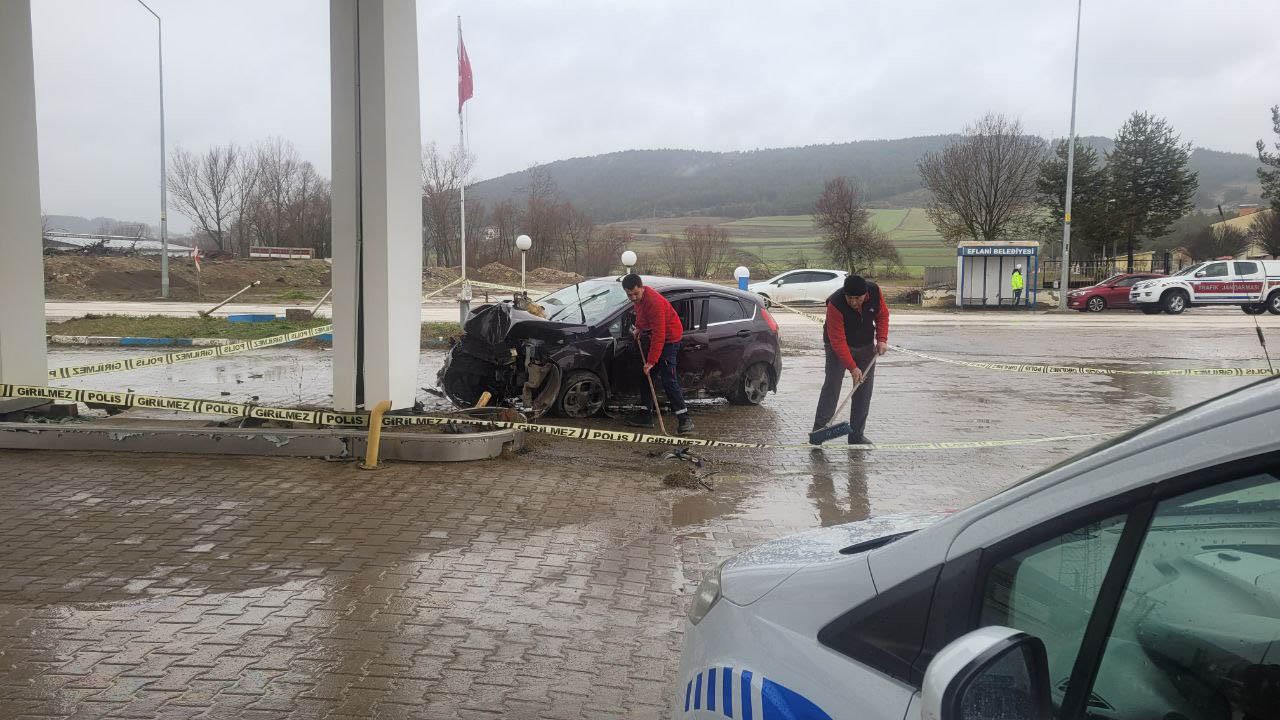 Karabük’te LPG istasyonuna çarpan otomobildeki 5 kişi yaralandı
