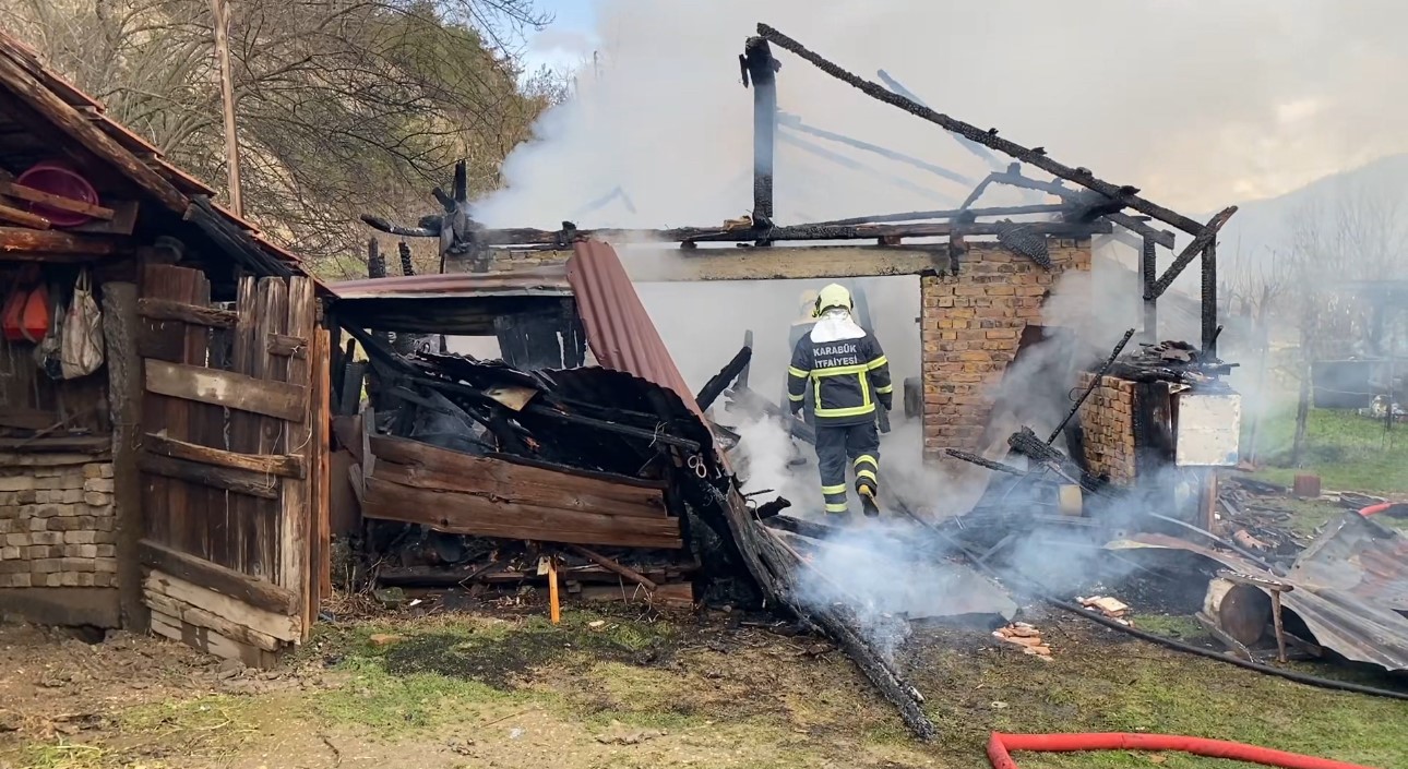 Karabük’te müştemilat yangını: 2 köpek yavrusu telef oldu
