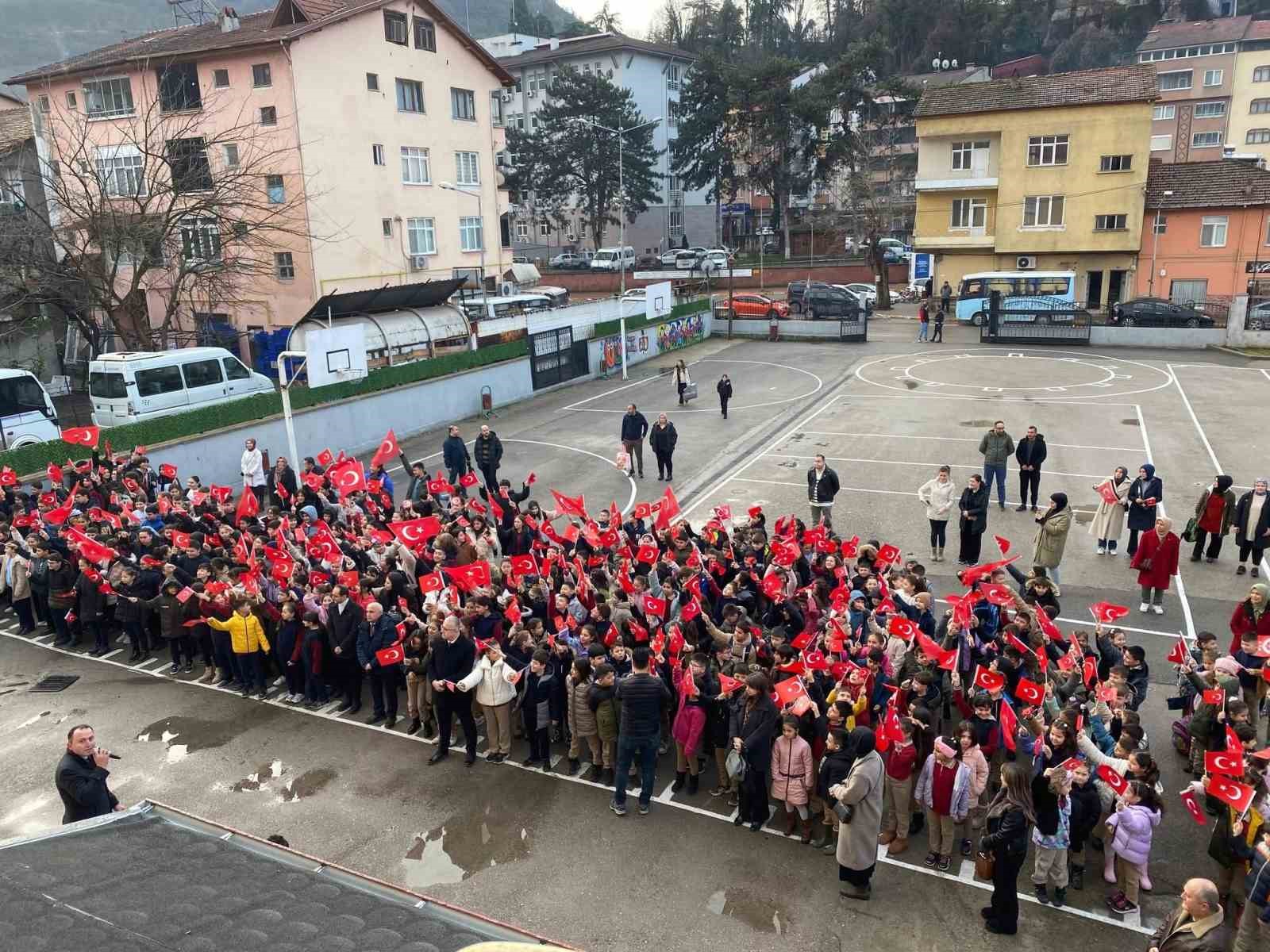 Karabük’te öğrenciler ikinci döneme Türk bayraklarıyla başladı
