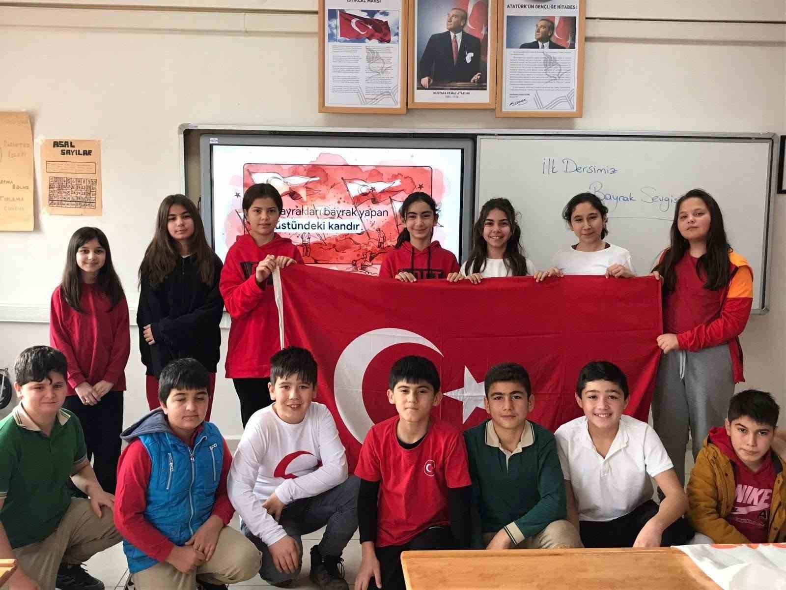 Karabük’te öğrenciler ikinci döneme Türk bayraklarıyla başladı
