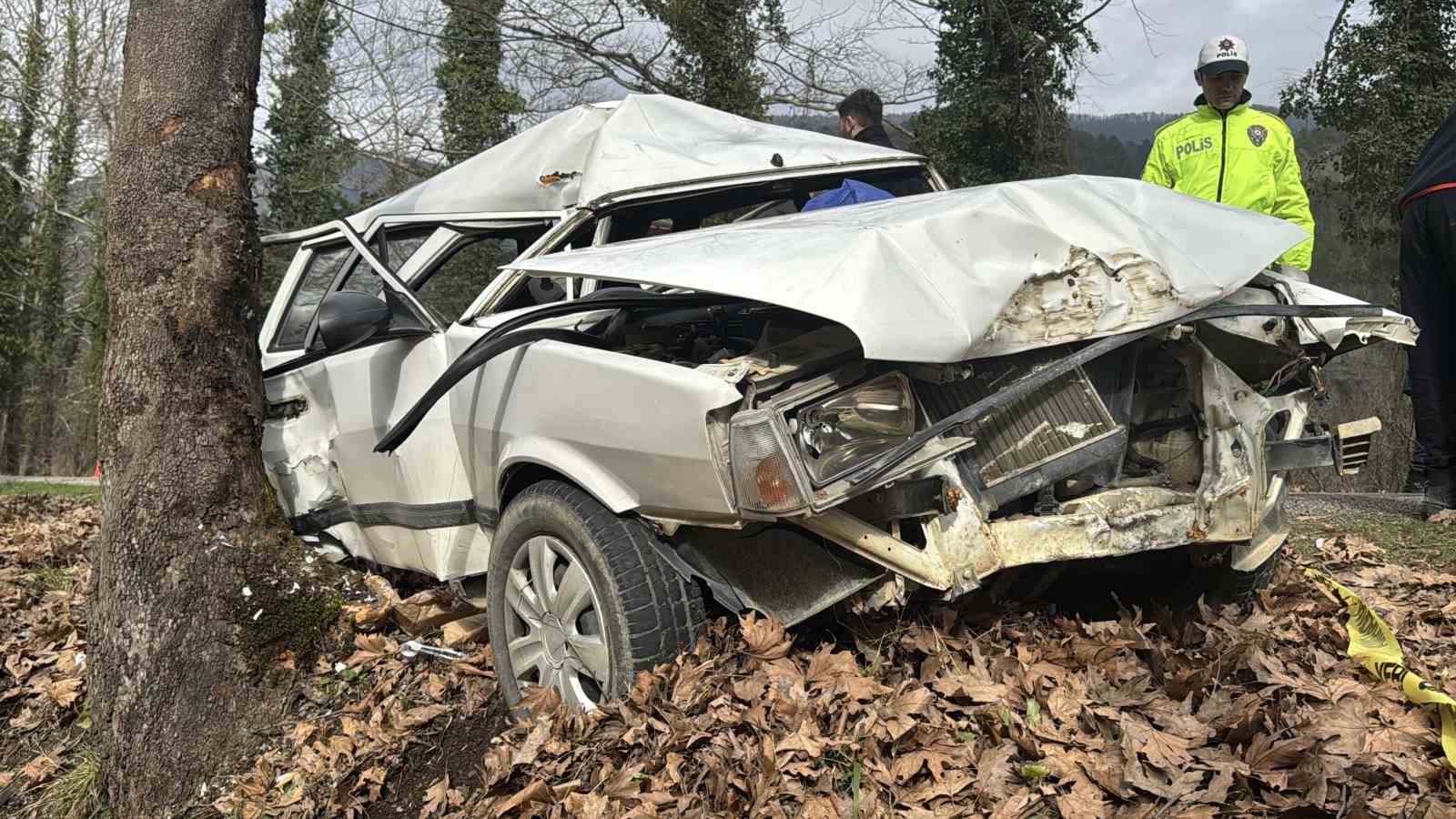 Karabük’te otomobil ağaca çarptı: 1 ölü, 2 yaralı
