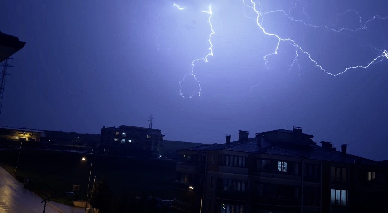 Karabük’te sağanak etkili oldu, şimşekler gökyüzünü aydınlattı
