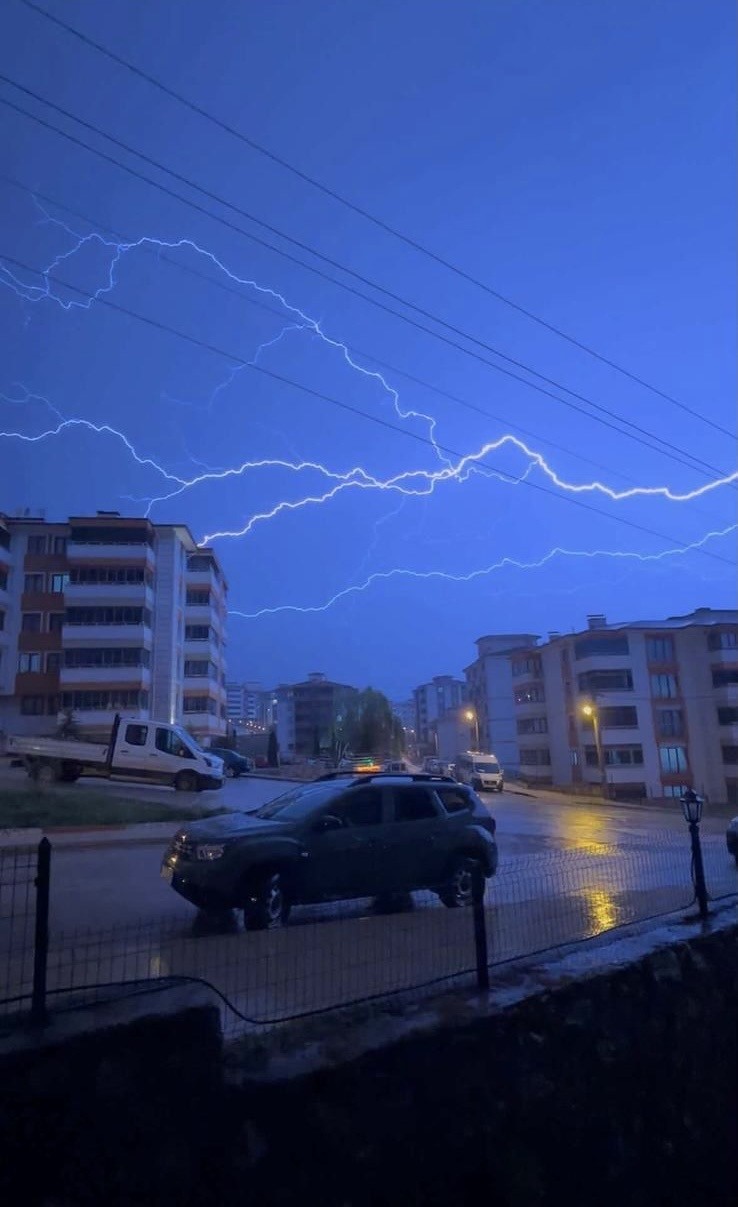 Karabük’te sağanak etkili oldu, şimşekler gökyüzünü aydınlattı
