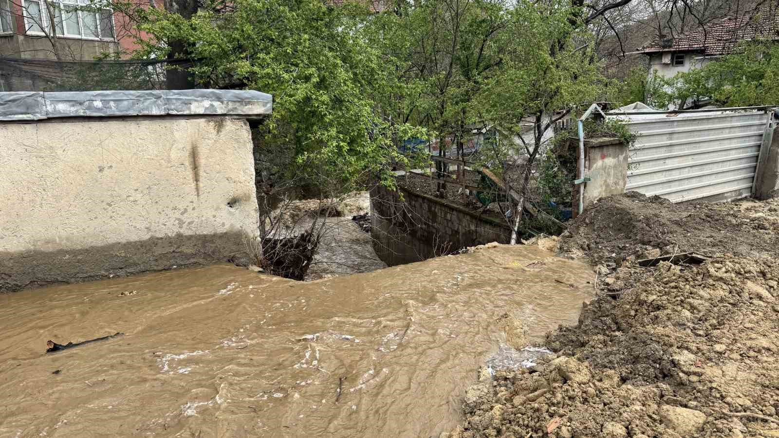 Karabük’te sağanak yağış sonrası dereler taştı
