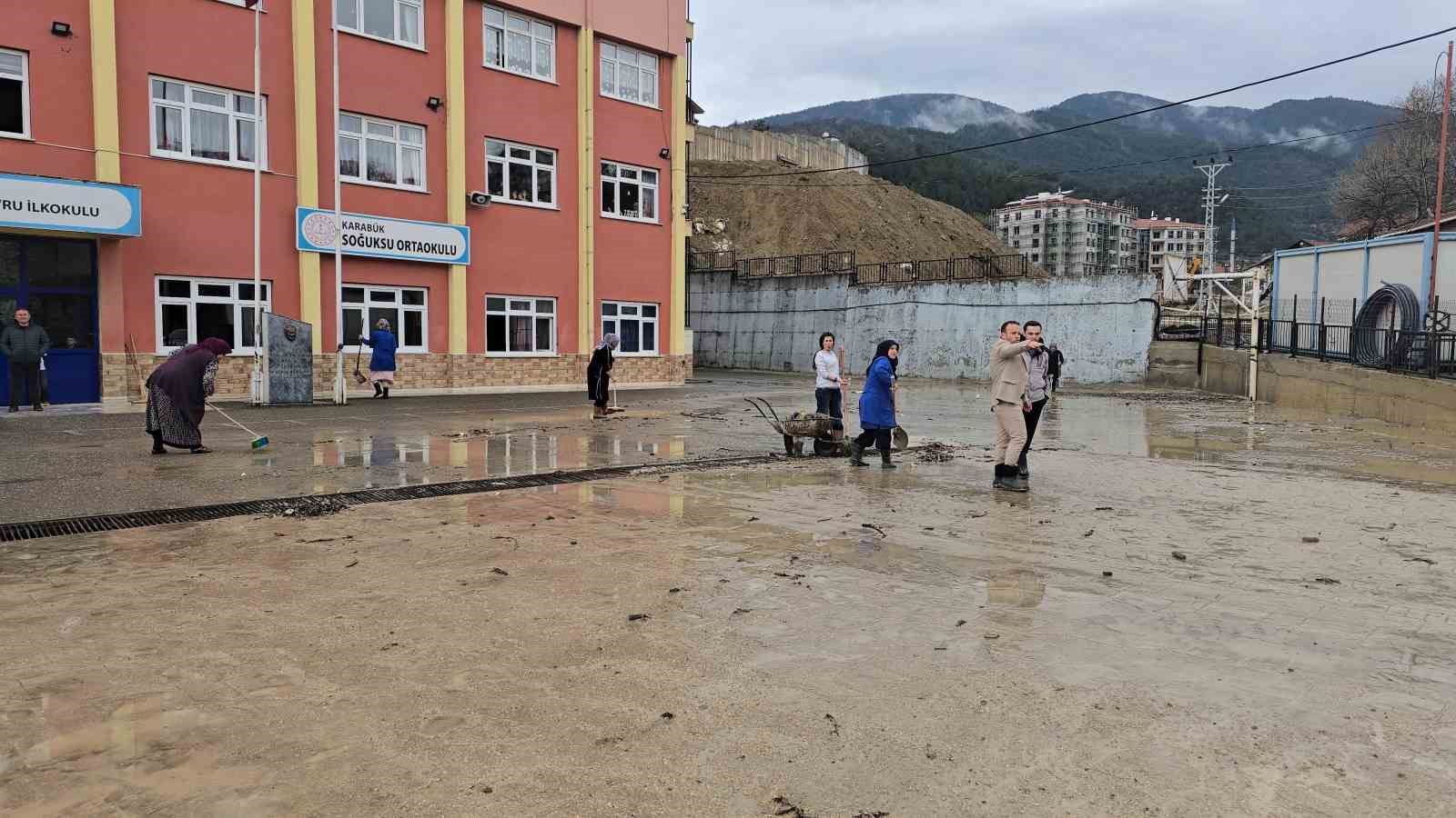Karabük’te sağanak yağış sonrası dereler taştı
