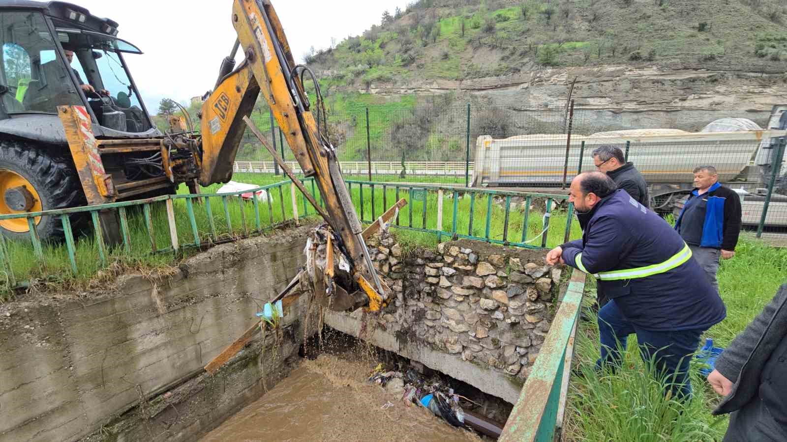 Karabük’te sağanak yağış sonrası dereler taştı
