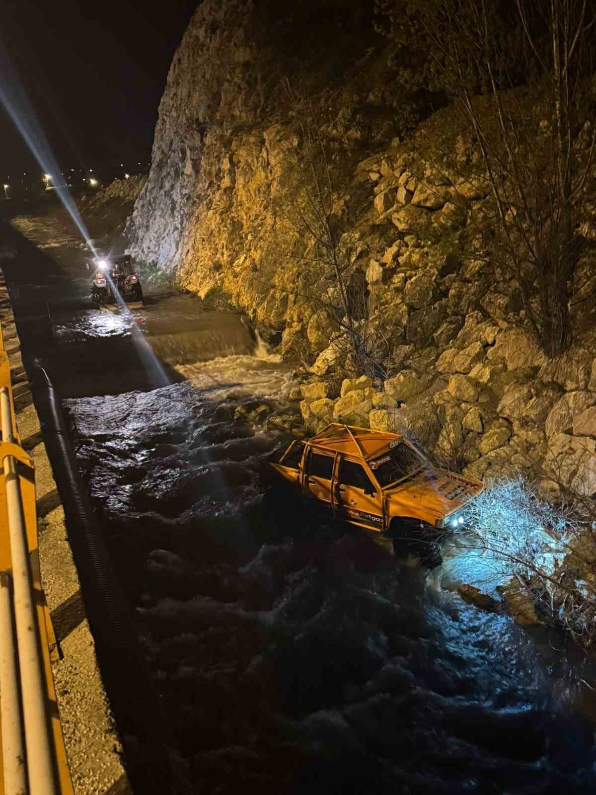 Karabük’te tehlikeli adrenalin: Gençlerin bazıları trafikte tehlikeli akrobasi yaptı, diğeri şelale sularında mahsur kaldı
