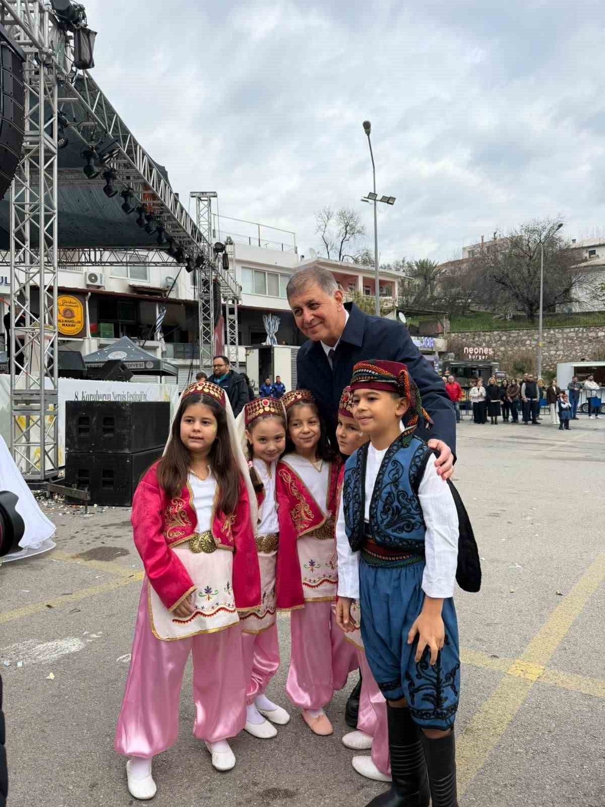 Karaburun’da mis kokulu nergis festivali
