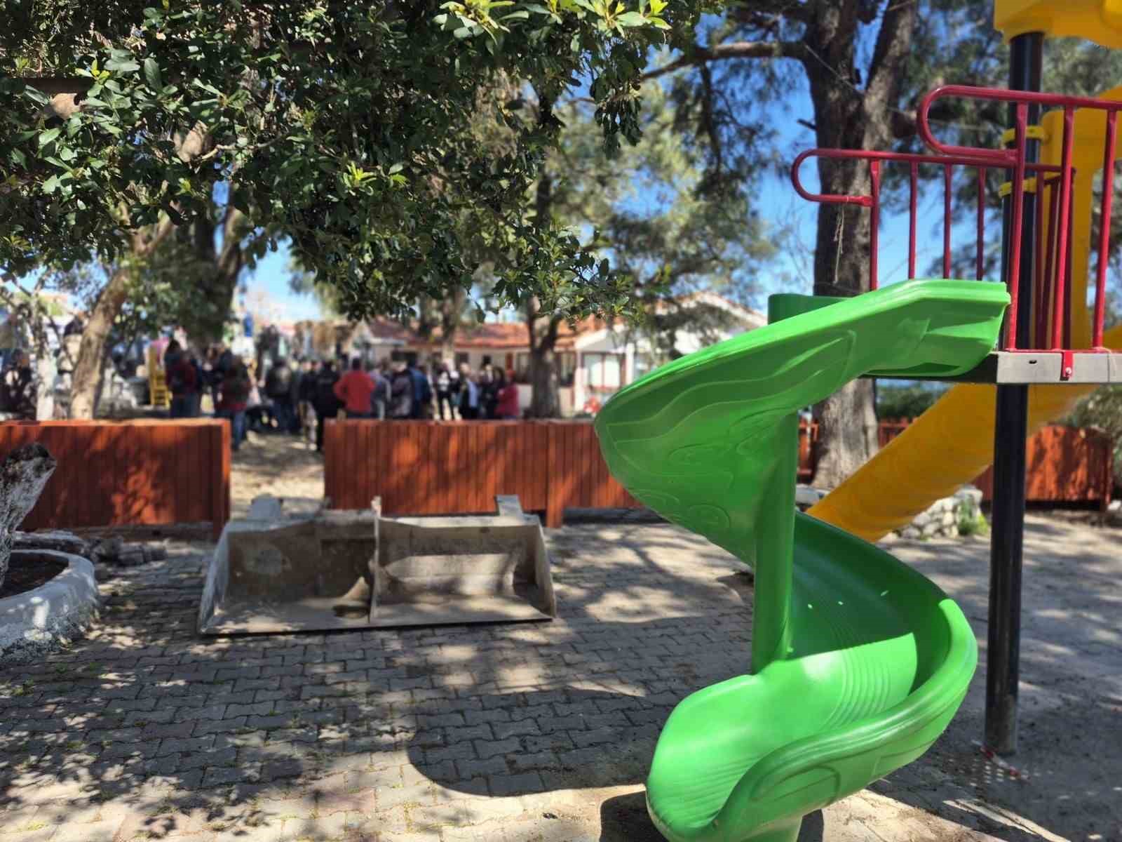 Karaburun’da Nergis Çay Bahçesi’nin çocuk parkı yapılması protesto edildi
