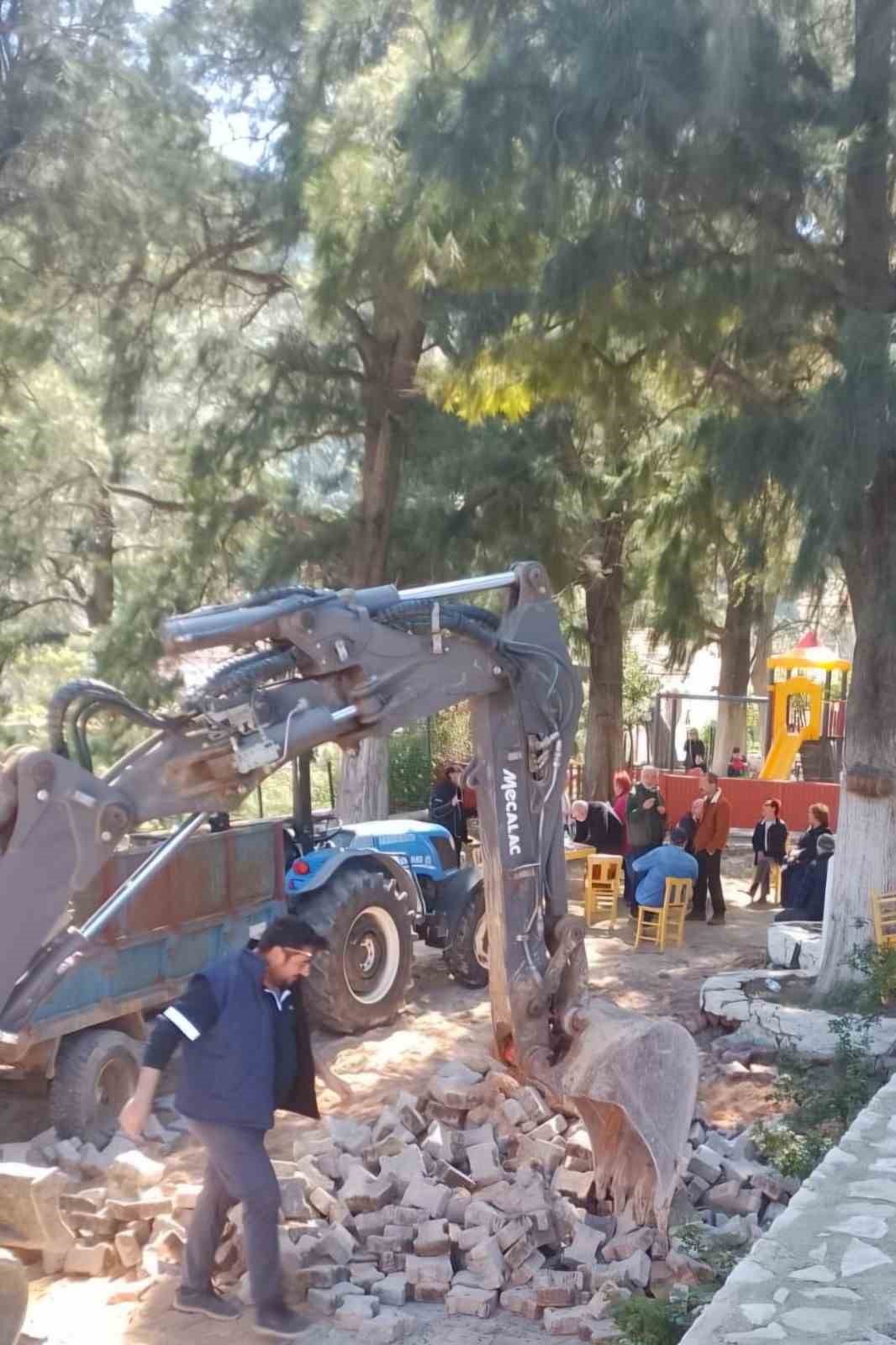 Karaburun’da Nergis Çay Bahçesi’nin çocuk parkı yapılması protesto edildi
