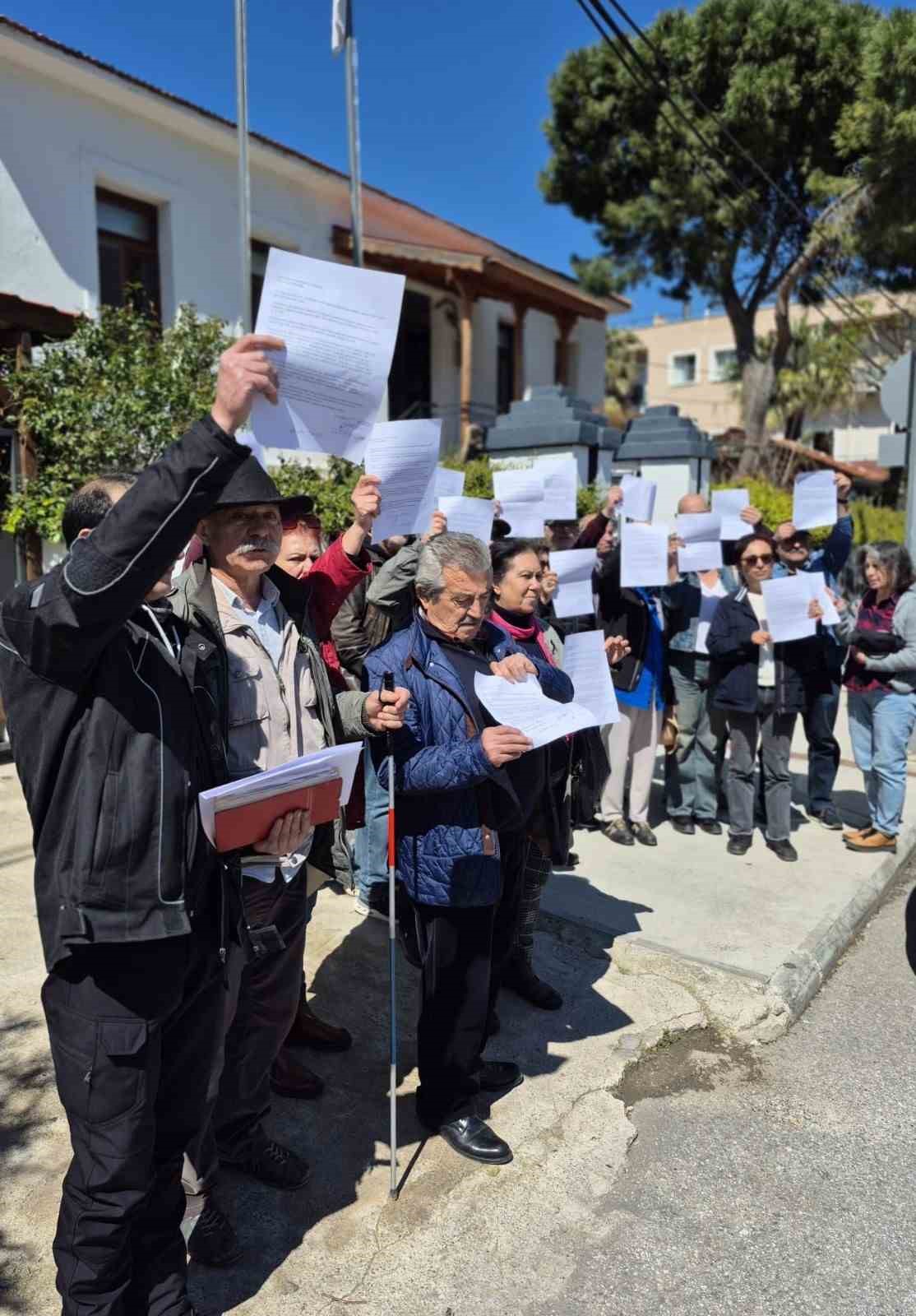 Karaburun’da Nergis Çay Bahçesi’nin çocuk parkı yapılması protesto edildi
