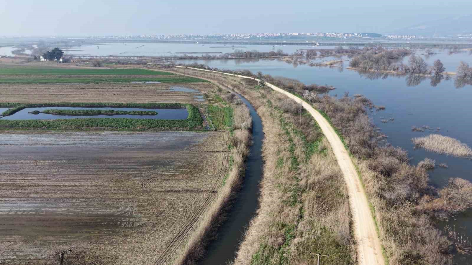 Karacabey çiftçisi yeni sezon ekimleri için suların çekilmesini bekliyor
Karacabey çiftçisi yeni sezon ekimleri için suların çekilmesini bekliyor