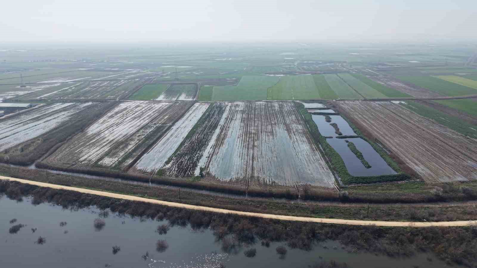Karacabey çiftçisi yeni sezon ekimleri için suların çekilmesini bekliyor
Karacabey çiftçisi yeni sezon ekimleri için suların çekilmesini bekliyor