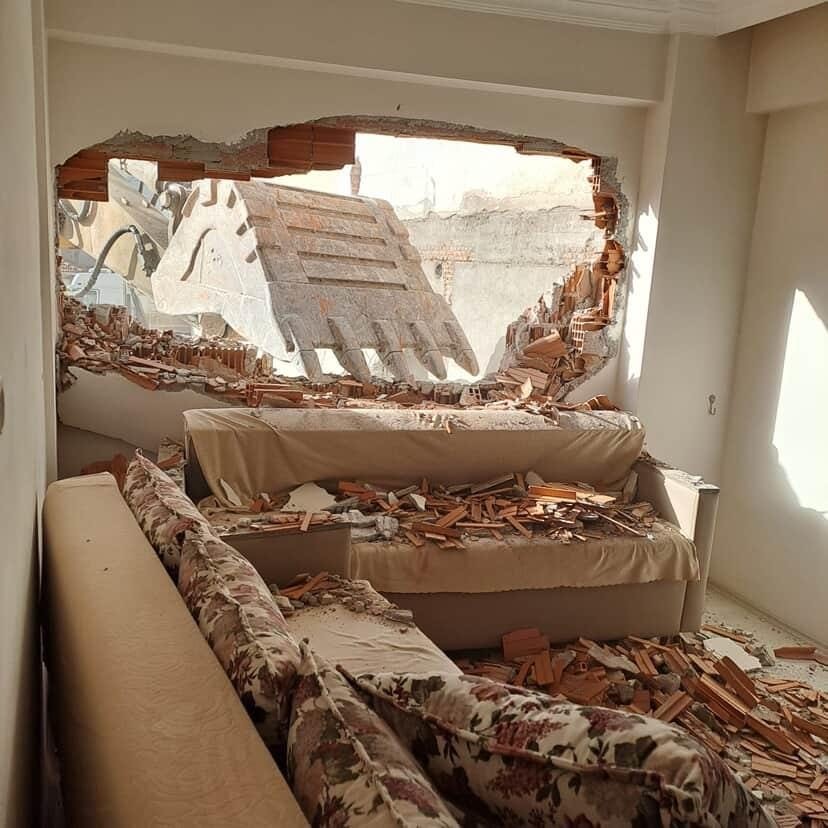 Karacabey’de inşaat çalışması yan binaya zarar verdi
