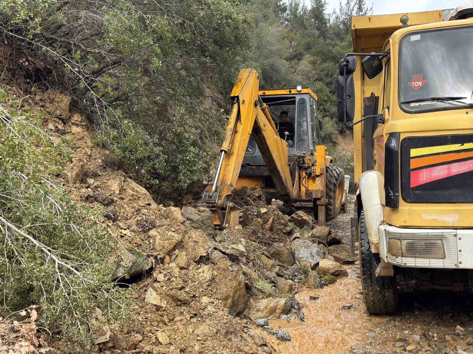 Karacasu’da aşırı yağışlar sonrası toprak kaydı, ağaçlar devrildi

