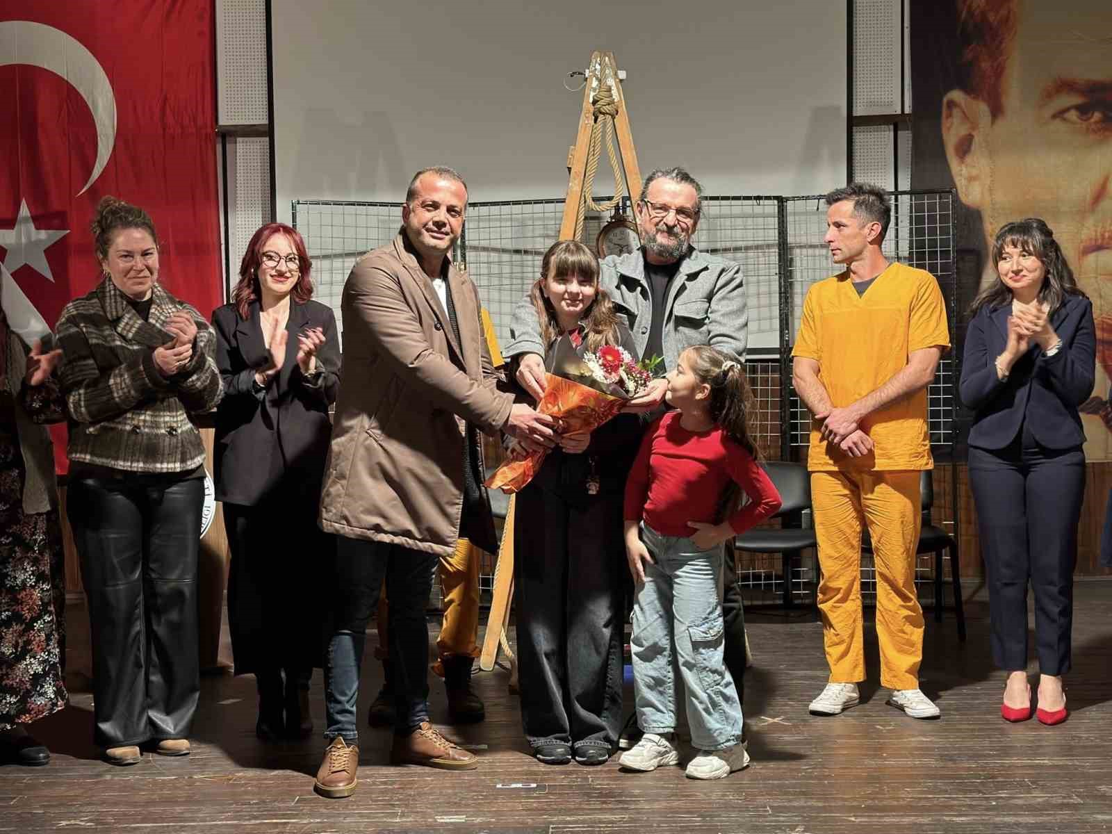 Karacasu’da "Hepimiz Mahkumuz" oyunu büyük ilgi gördü
