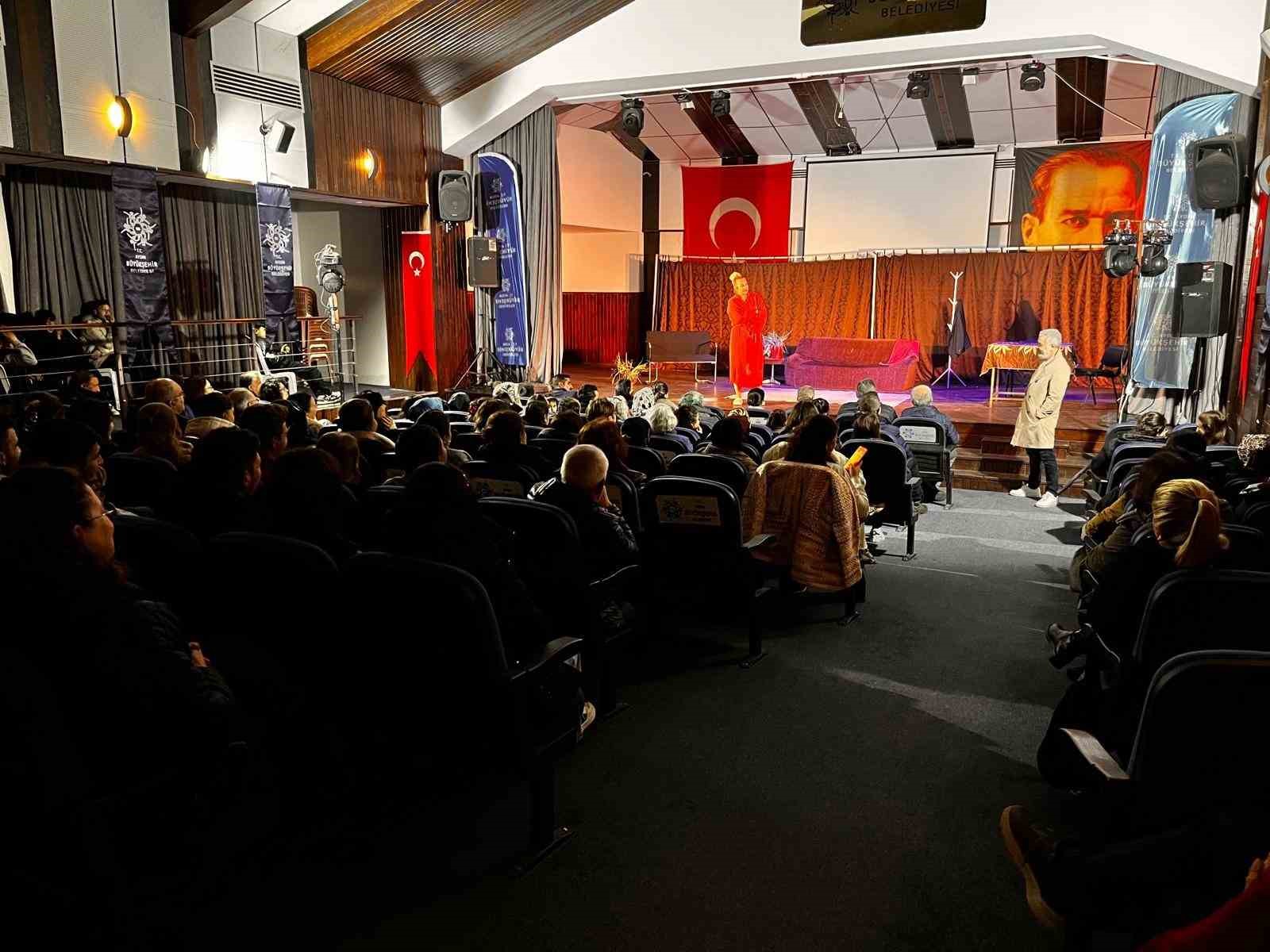 Karacasu’da ’İyi Delirdik’ tiyatro oyunu vatandaşlarla buluştu
