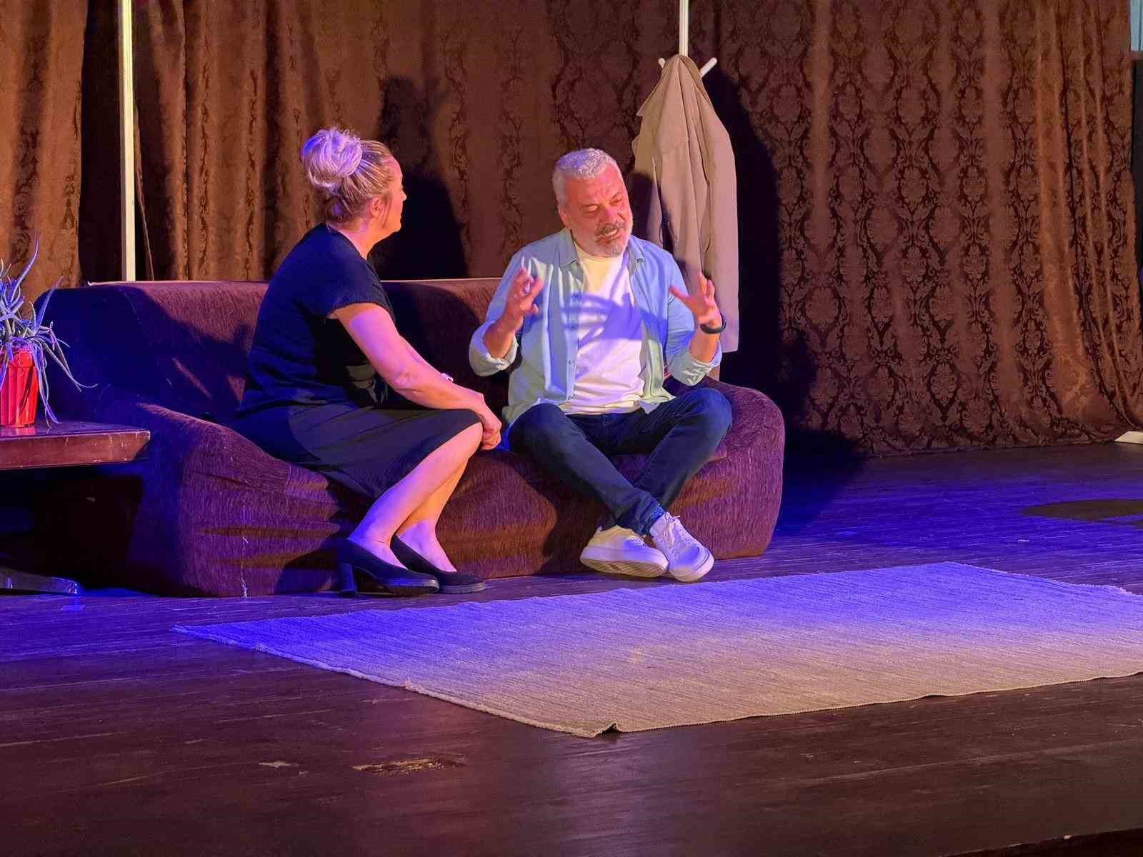 Karacasu’da ’İyi Delirdik’ tiyatro oyunu vatandaşlarla buluştu
