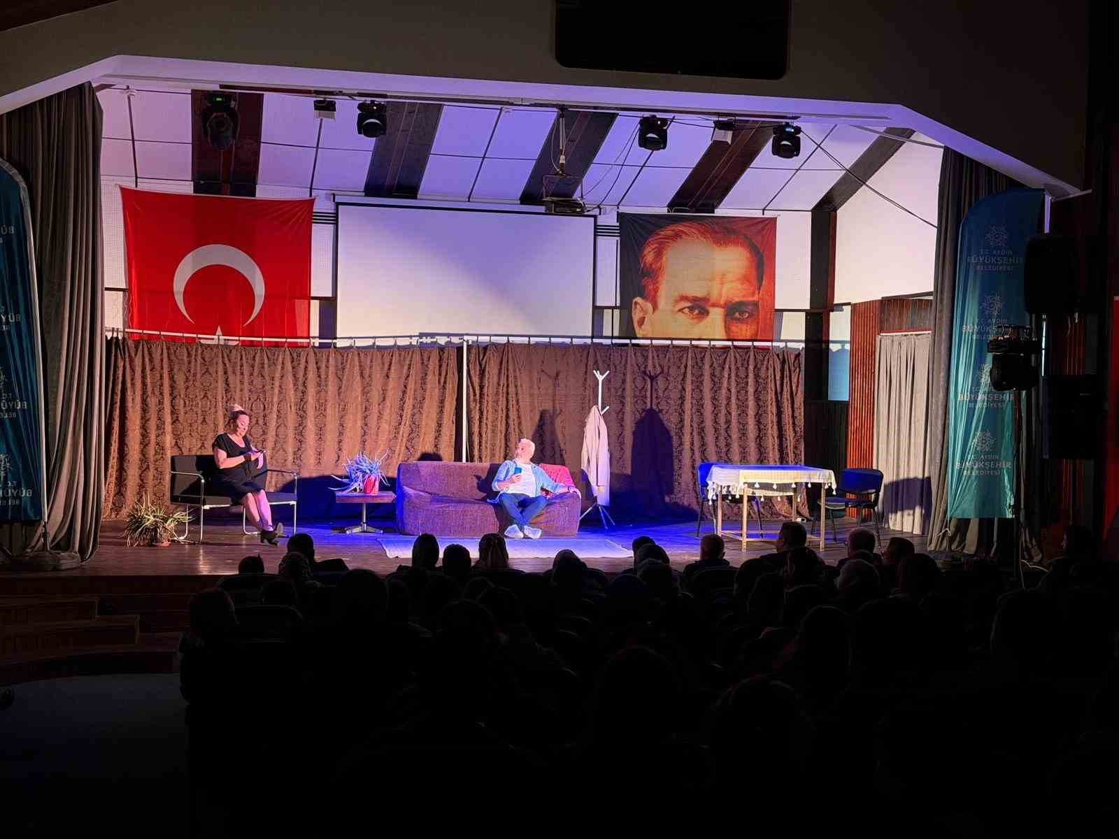 Karacasu’da ’İyi Delirdik’ tiyatro oyunu vatandaşlarla buluştu
